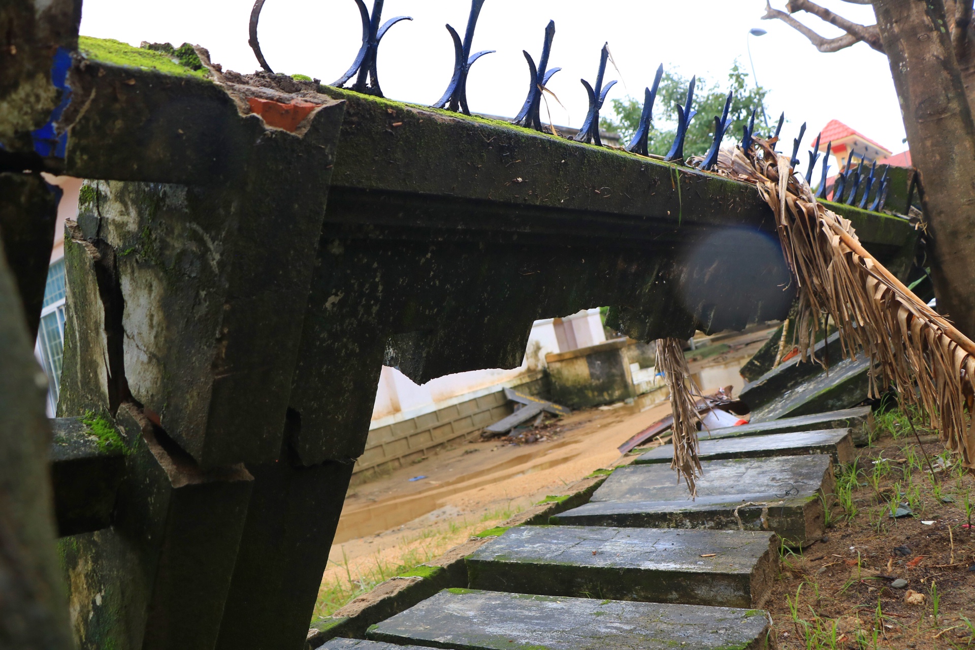 Học sinh lượm lại giấy khen trôi theo nước lũ: 'Sách vở của con ướt hết rồi!'- Ảnh 5.