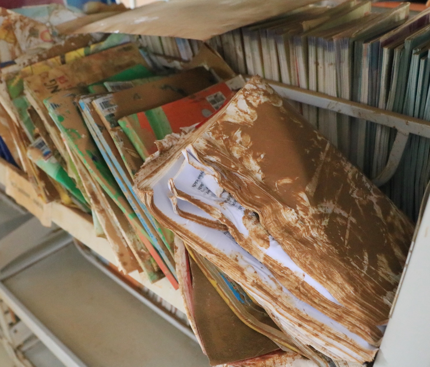 Học sinh lượm lại giấy khen trôi theo nước lũ: 'Sách vở của con ướt hết rồi!'- Ảnh 7.