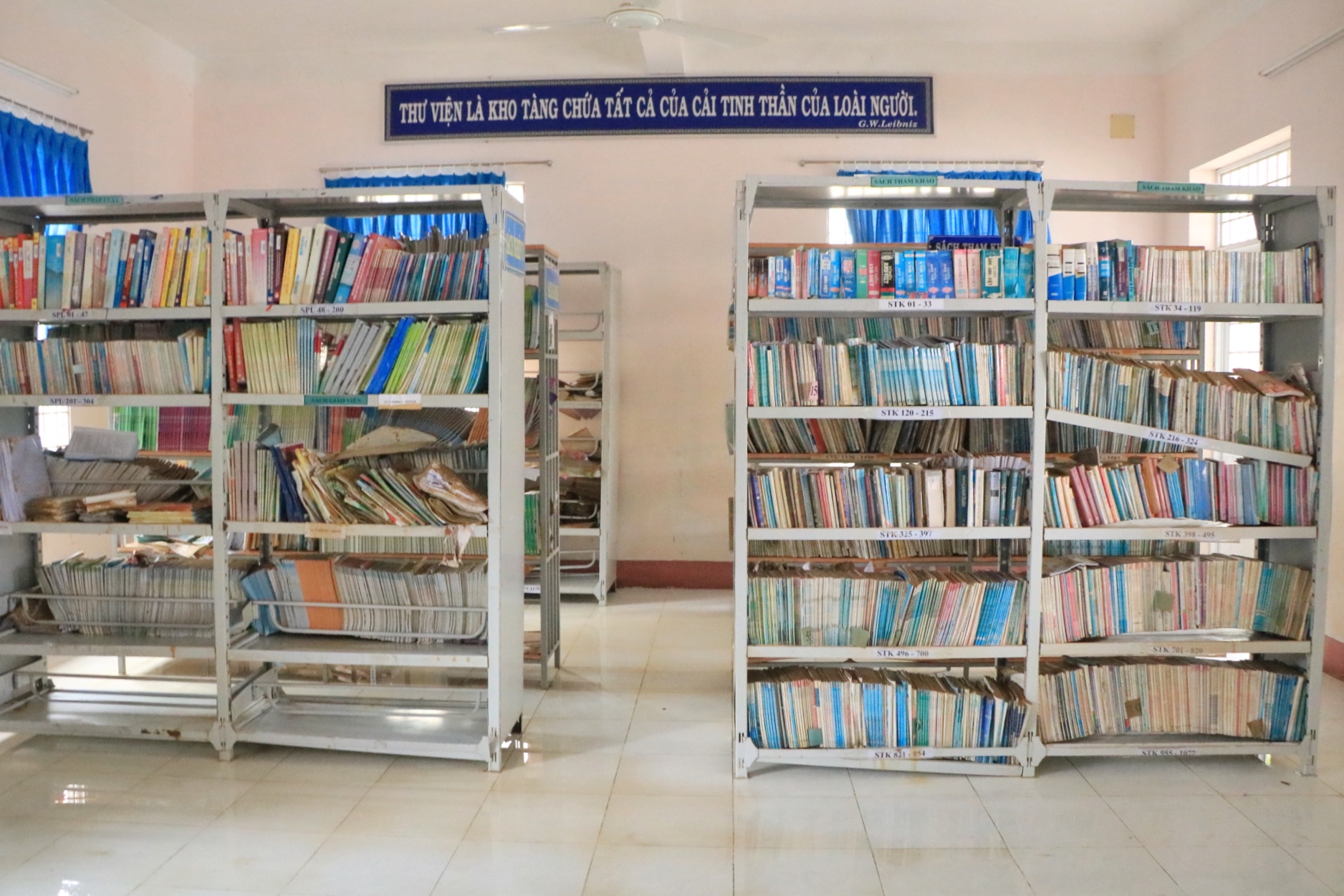 Học sinh lượm lại giấy khen trôi theo nước lũ: 'Sách vở của con ướt hết rồi!'- Ảnh 6.