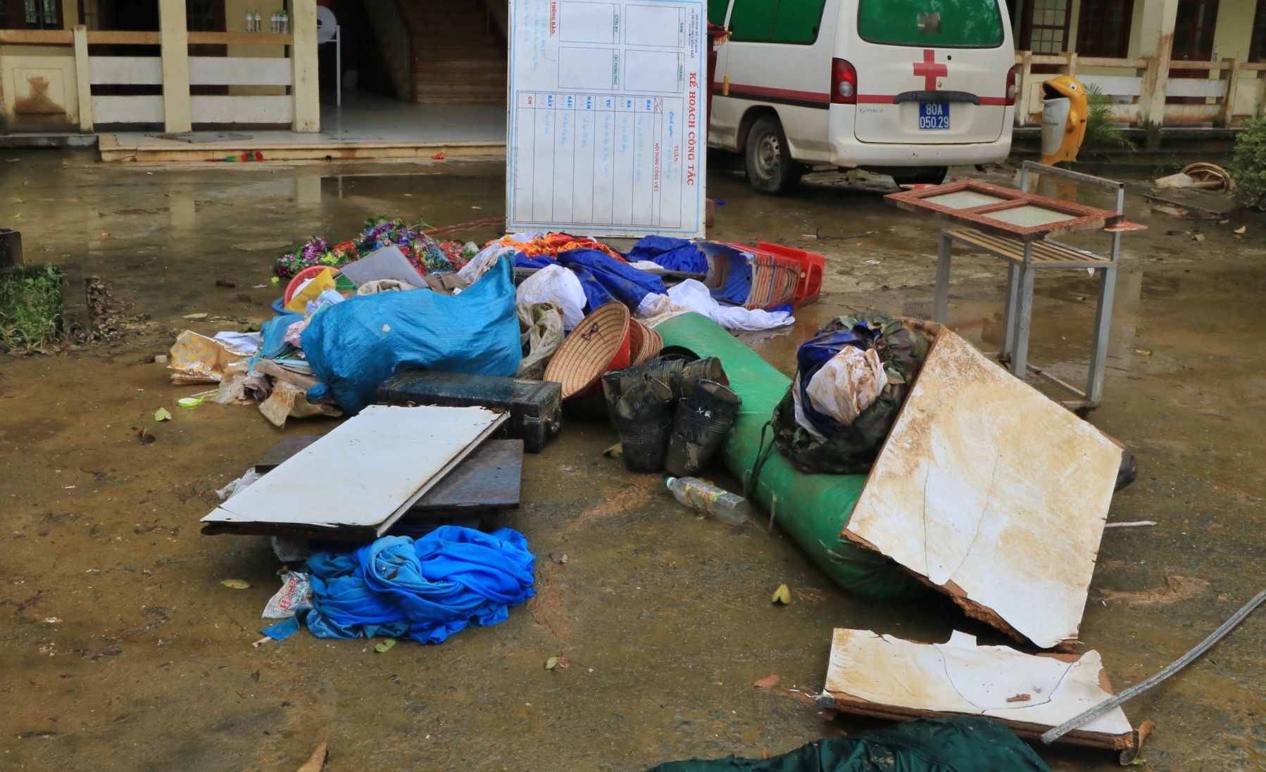 Học sinh lượm lại giấy khen trôi theo nước lũ: 'Sách vở của con ướt hết rồi!'- Ảnh 8.