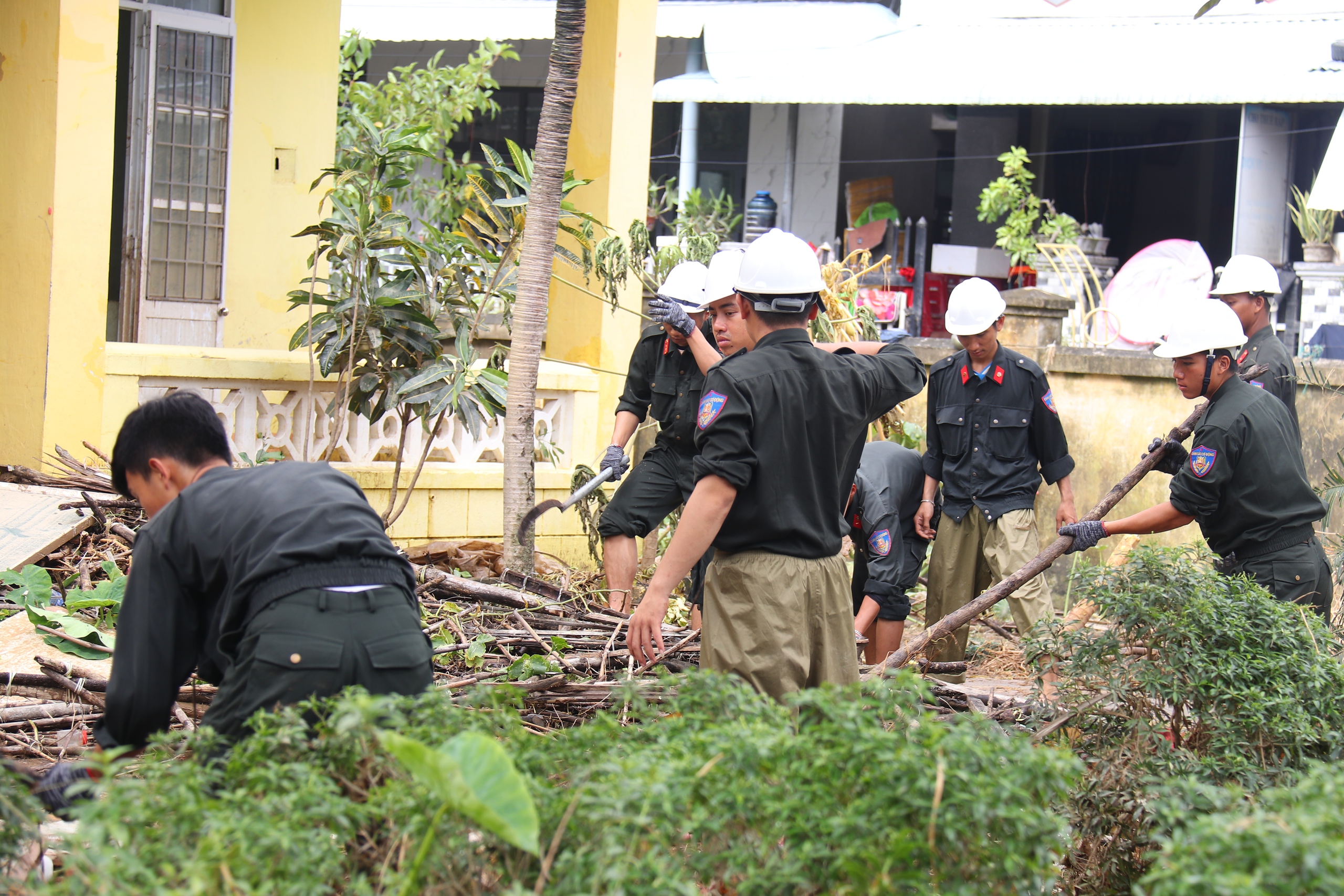 Người rốn lũ Hòa Xuân thở dài: 'Một đêm mà trắng tay hết'- Ảnh 7.