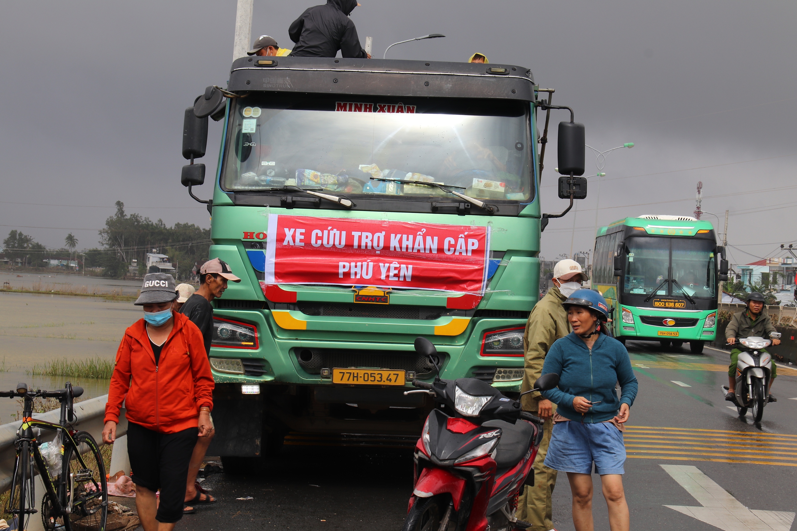 Người rốn lũ Hòa Xuân thở dài: 'Một đêm mà trắng tay hết'- Ảnh 1.