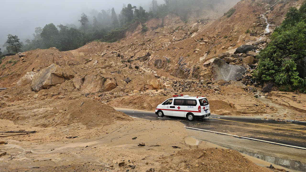 Khánh Hòa đề nghị quân đội hỗ trợ nổ mìn phá đá sớm thông đèo Khánh Lê- Ảnh 1.