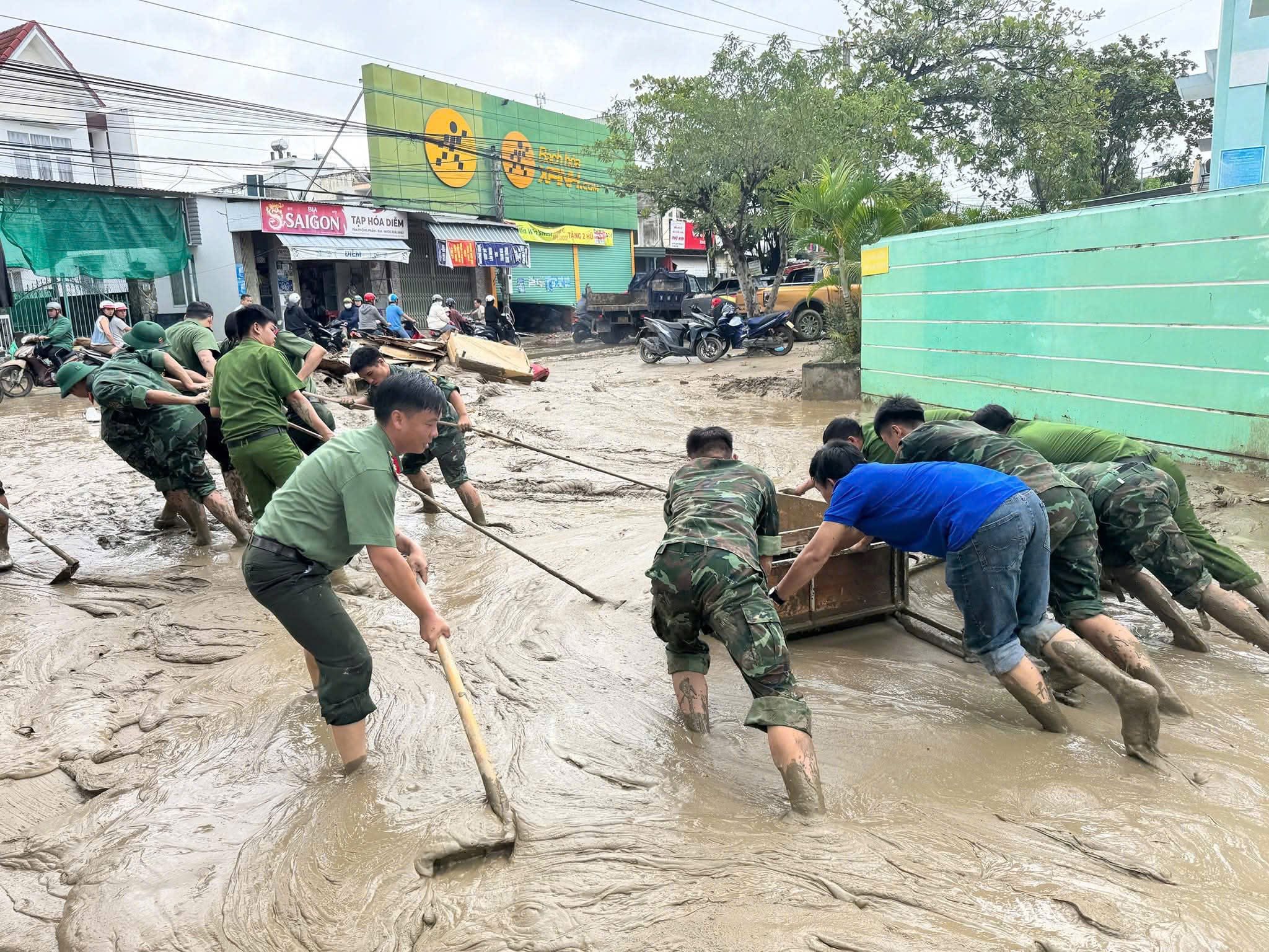Công an tỉnh Đắk Lắk vận động gạo giúp người dân rốn lũ lịch sử- Ảnh 3. Công an tỉnh Đắk Lắk vận động gạo giúp người dân rốn lũ lịch sử- Ảnh 3.