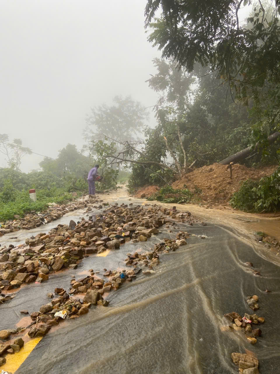 Khánh Hòa công bố tình huống khẩn cấp về thiên tai, nhiều tuyến giao thông tê liệt- Ảnh 2.
