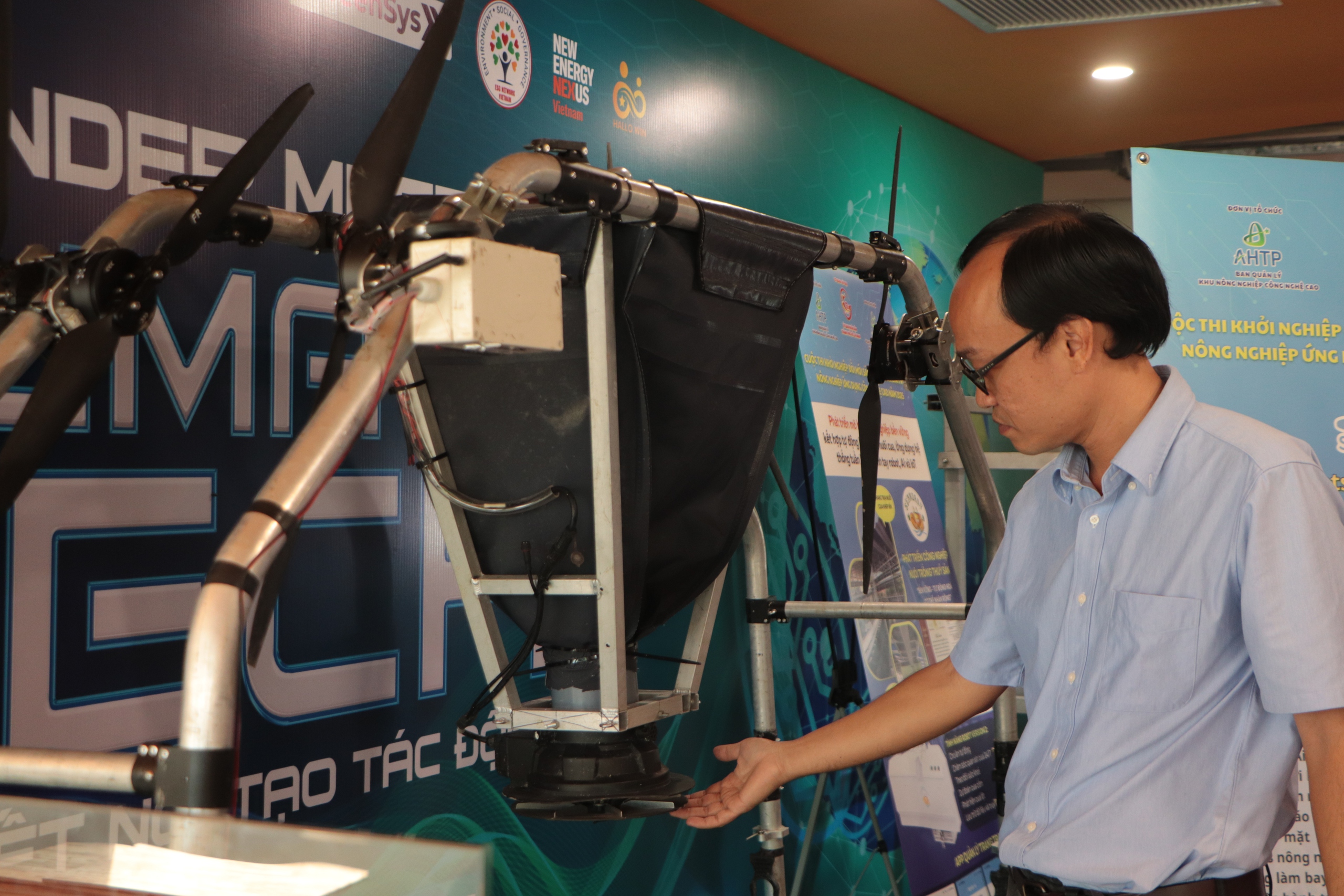 Lạ mắt 'gi&agrave;y kh&ocirc;ng kh&iacute;' lướt tr&ecirc;n b&ugrave;n tại chung kết khởi nghiệp n&ocirc;ng nghiệp CNC 2025  - Ảnh 1.