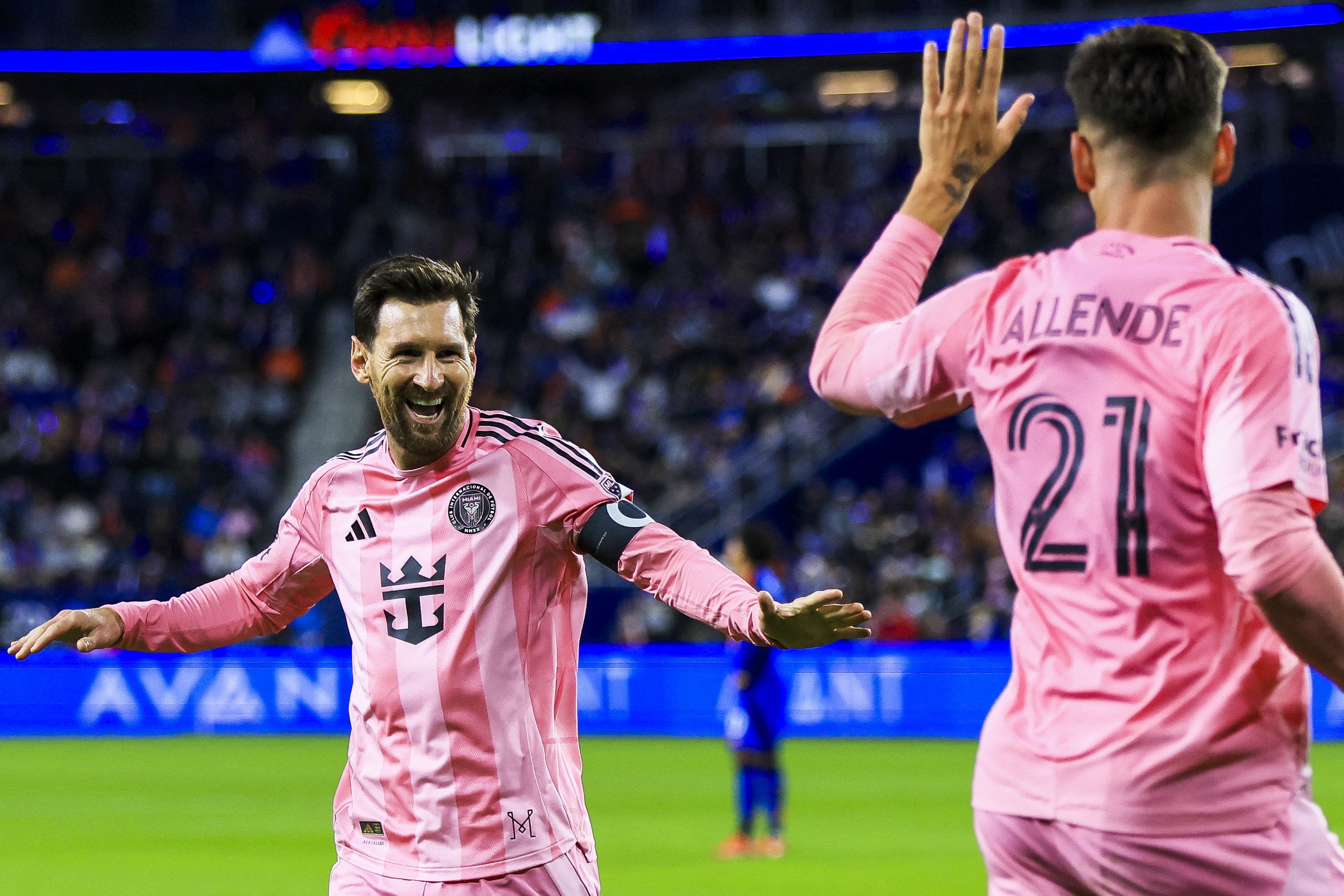 Messi rực sáng đưa Inter Miami vào chung kết MLS Cup, Ronaldo cũng lập siêu phẩm - Ảnh 1.