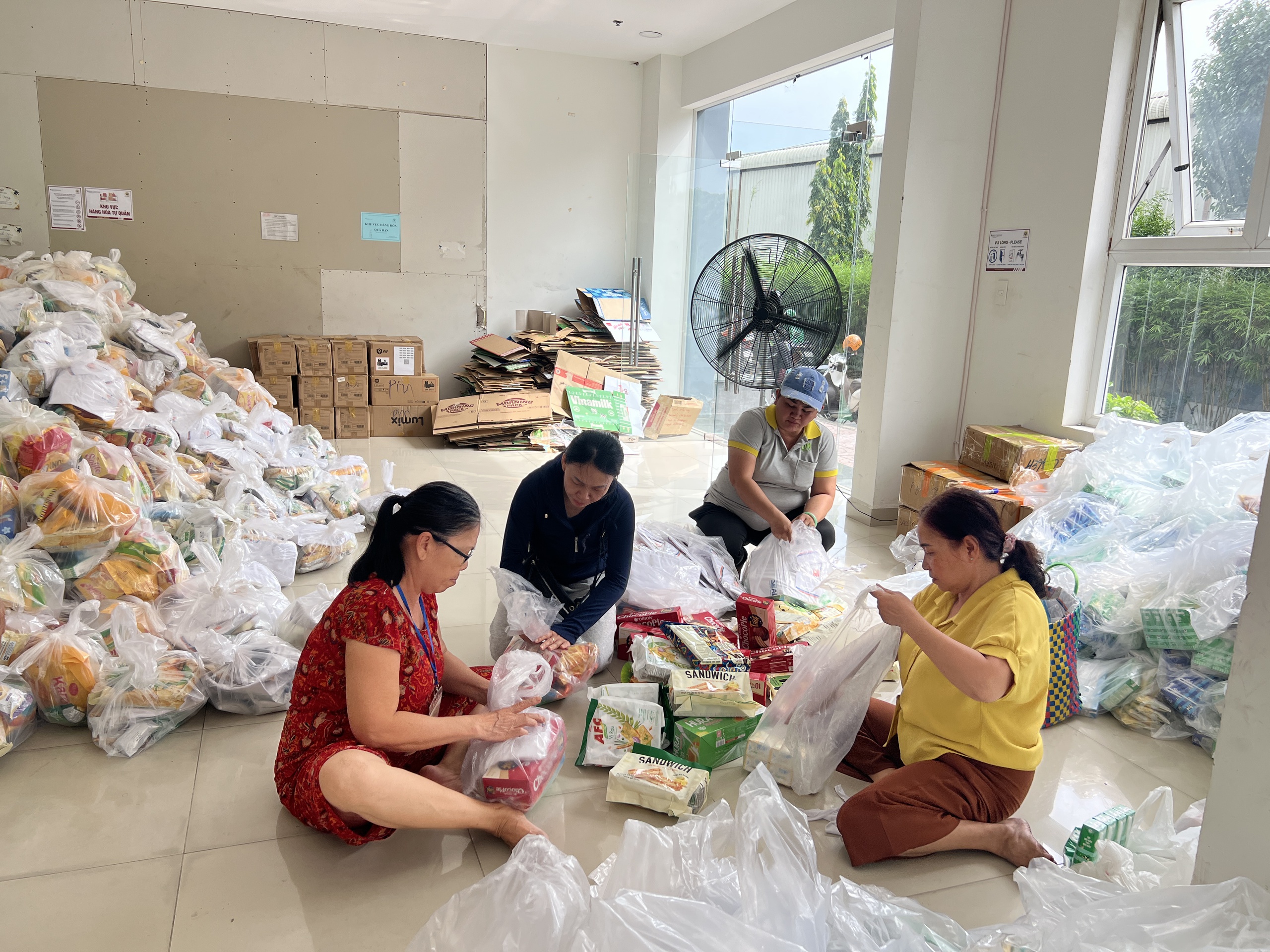 Cứu trợ miền Trung: Thùng nước của thầy giáo và tấm lòng người Phú Yên- Ảnh 2.