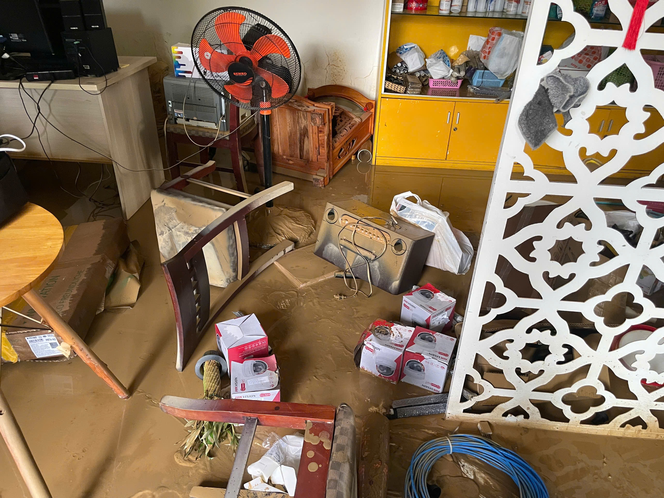 Công an tỉnh Đắk Lắk vận động gạo giúp người dân rốn lũ lịch sử- Ảnh 4. Công an tỉnh Đắk Lắk vận động gạo giúp người dân rốn lũ lịch sử- Ảnh 4.