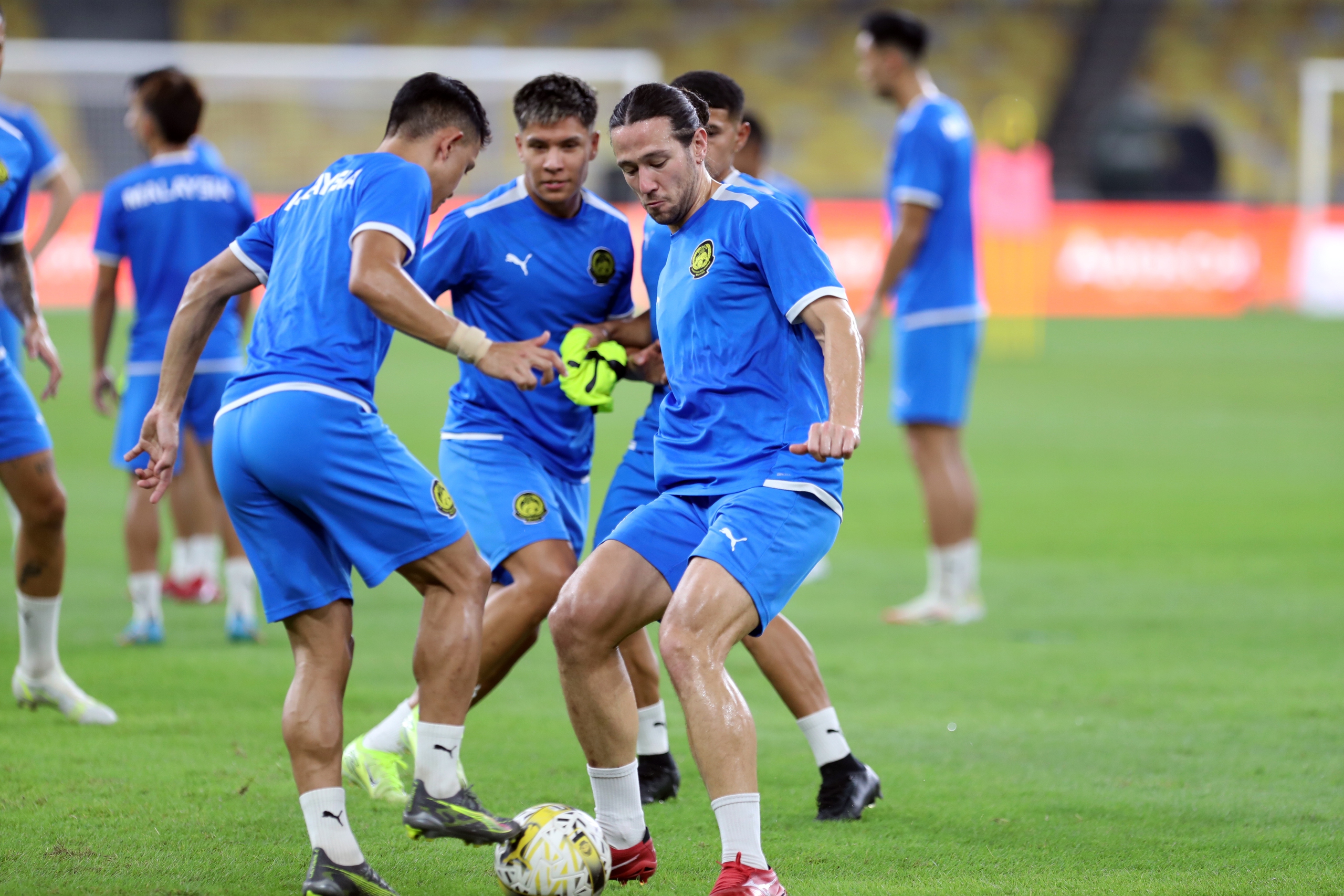 Sốc: Nhà báo từng tố cáo FAM vụ nhập tịch lậu bị tấn công, cảnh sát Malaysia điều tra khẩn cấp- Ảnh 2. Sốc: Nhà báo từng tố cáo FAM vụ nhập tịch lậu bị tấn công, cảnh sát Malaysia điều tra khẩn cấp- Ảnh 2.