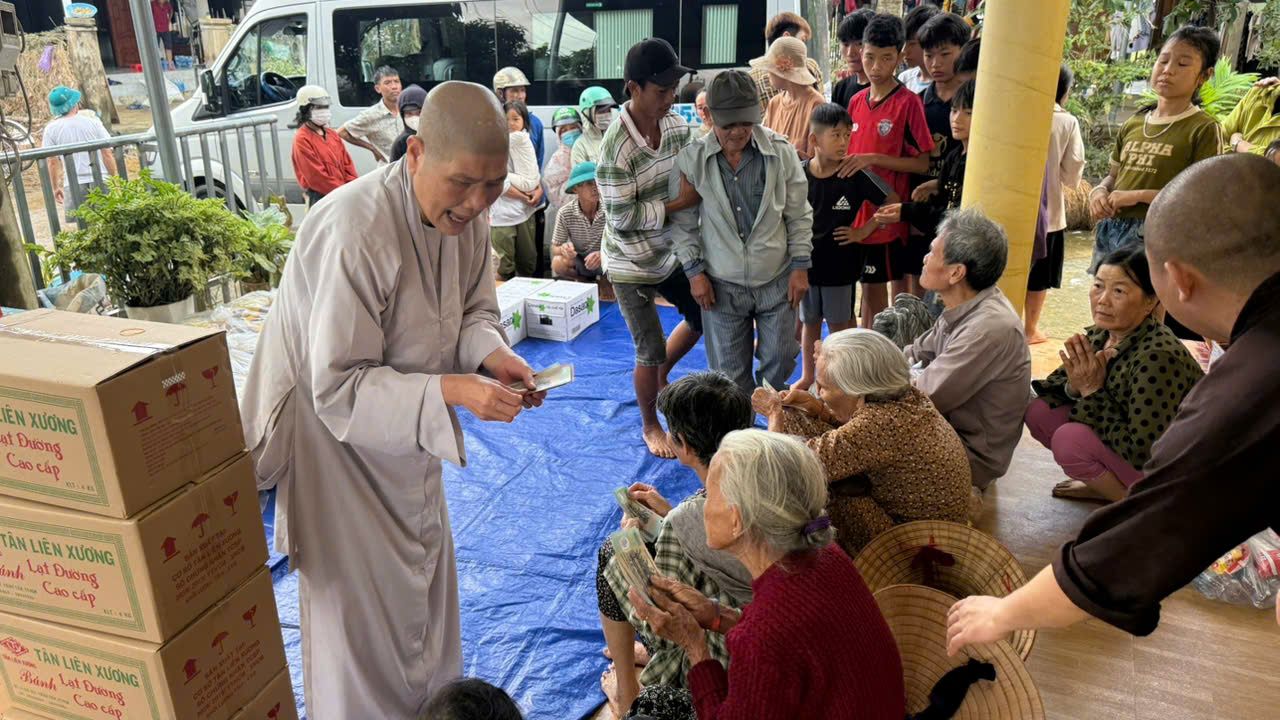 Trao hơn 1 tỉ đồng cứu trợ người dân vùng lũ hòa Thịnh - Ảnh 1. Trao hơn 1 tỉ đồng cứu trợ người dân vùng lũ hòa Thịnh - Ảnh 1.