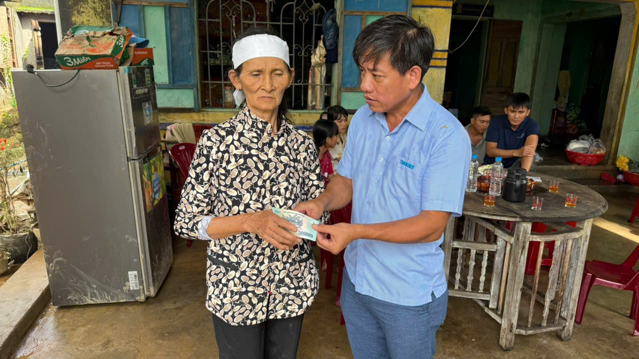Trao hơn 1 tỉ đồng cứu trợ người dân vùng lũ hòa Thịnh - Ảnh 2. Trao hơn 1 tỉ đồng cứu trợ người dân vùng lũ hòa Thịnh - Ảnh 2.