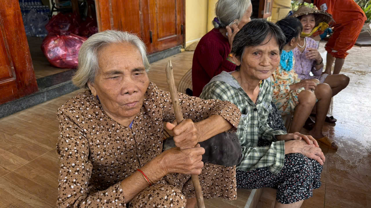 Trao hơn 1 tỉ đồng cứu trợ người dân vùng lũ hòa Thịnh - Ảnh 3. Trao hơn 1 tỉ đồng cứu trợ người dân vùng lũ hòa Thịnh - Ảnh 3.