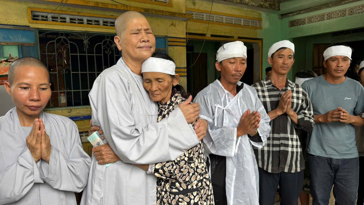 Trao hơn 1 tỉ đồng cứu trợ người dân vùng lũ hòa Thịnh - Ảnh 4. Trao hơn 1 tỉ đồng cứu trợ người dân vùng lũ hòa Thịnh - Ảnh 4.