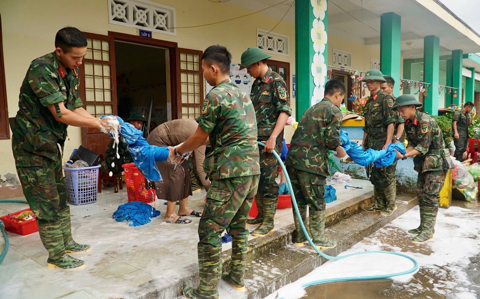 Rốn lũ Đắk Lắk gượng dậy trong vòng tay nghĩa tình sau thiên tai tàn phá - Ảnh 1.