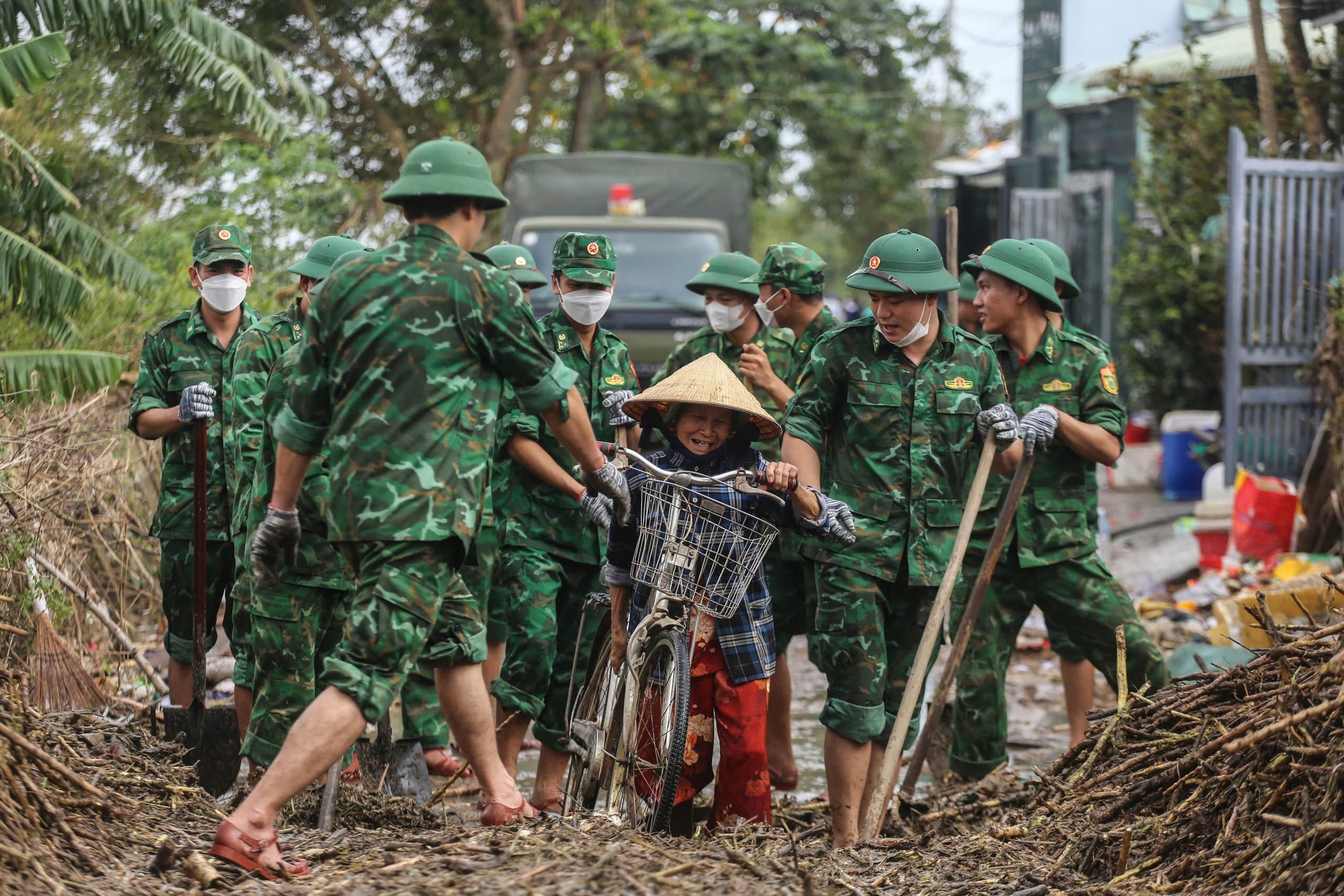 Rốn lũ Đắk Lắk gượng dậy trong vòng tay nghĩa tình sau thiên tai tàn phá - Ảnh 2.