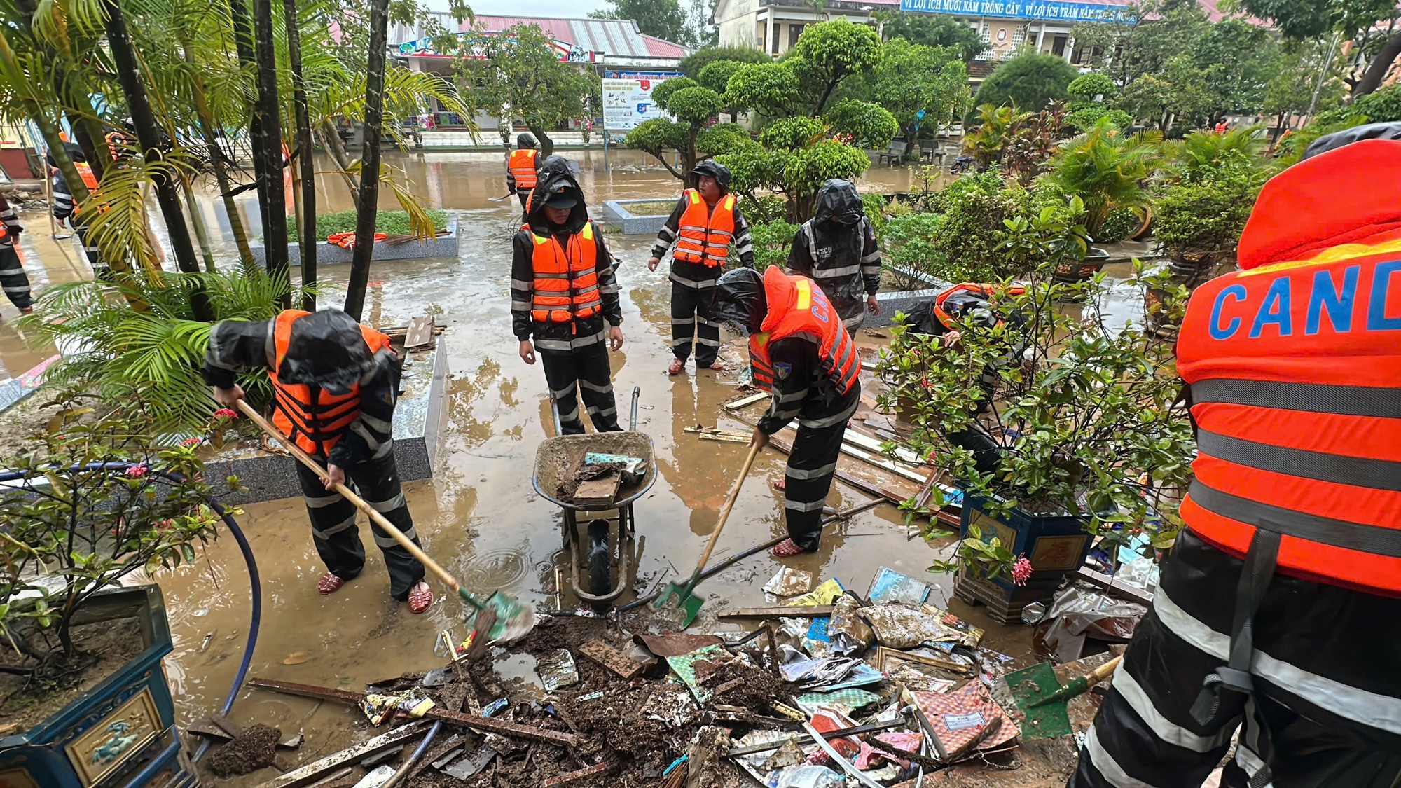 Rốn lũ Đắk Lắk gượng dậy trong vòng tay nghĩa tình sau thiên tai tàn phá - Ảnh 4.