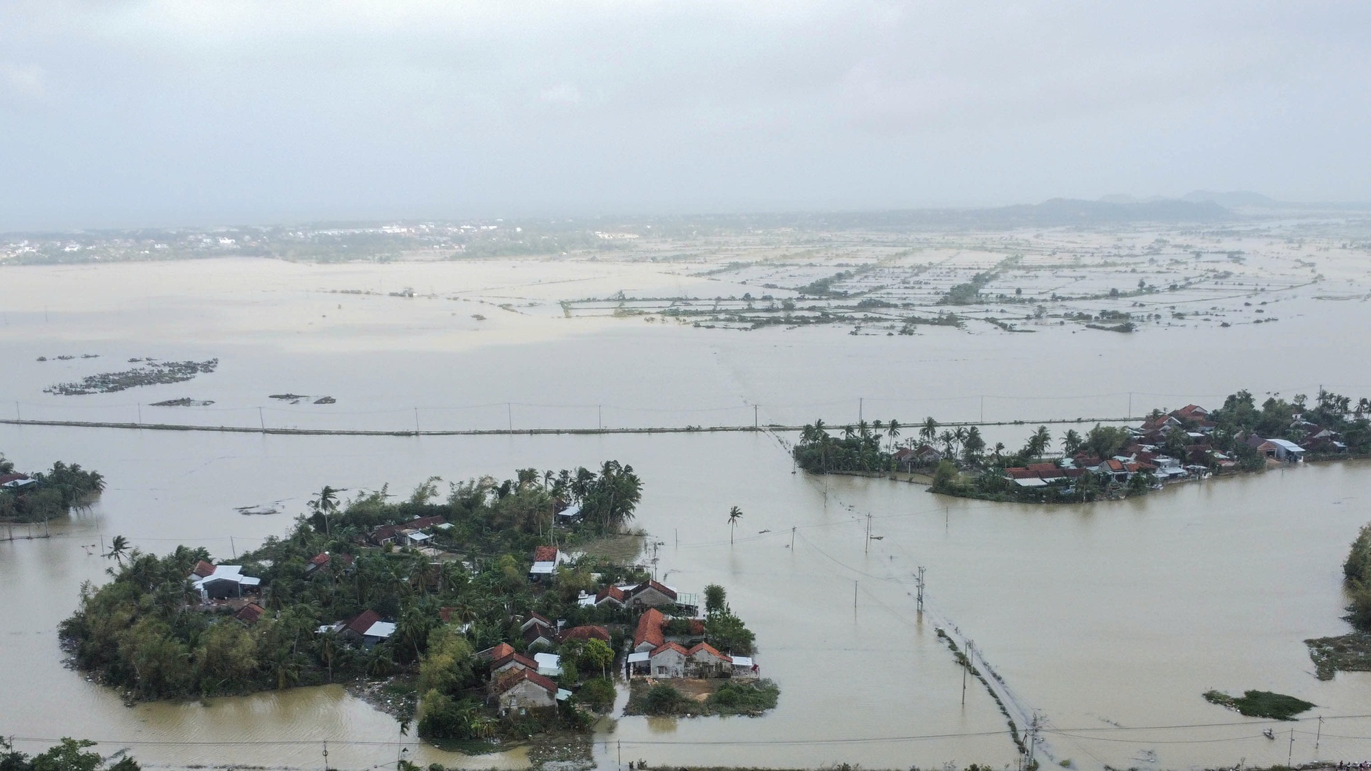 Rốn lũ Đắk Lắk gượng dậy trong vòng tay nghĩa tình sau thiên tai tàn phá - Ảnh 5.