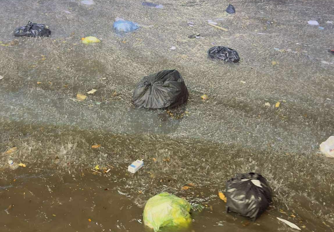 Mưa lớn tại Đồng Nai cuốn trôi xe máy , người dân khốn đốn giữa dòng nước - Ảnh 2.