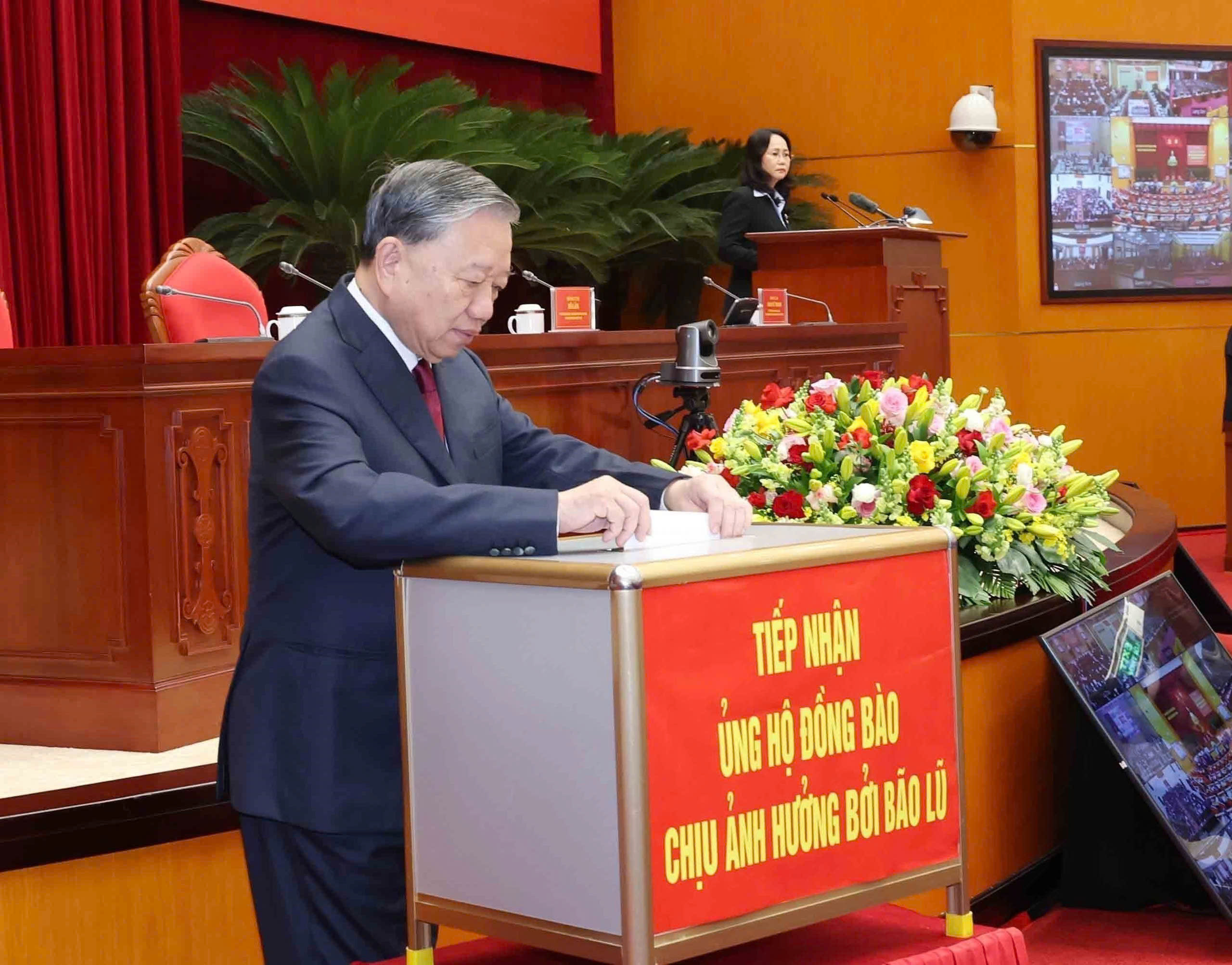 T&ocirc;̉ng Bí thư T&ocirc; L&acirc;m quy&ecirc;n góp ủng h&ocirc;̣ đ&ocirc;̀ng bào thi&ecirc;̣t hại do bão lũ - Ảnh 3.