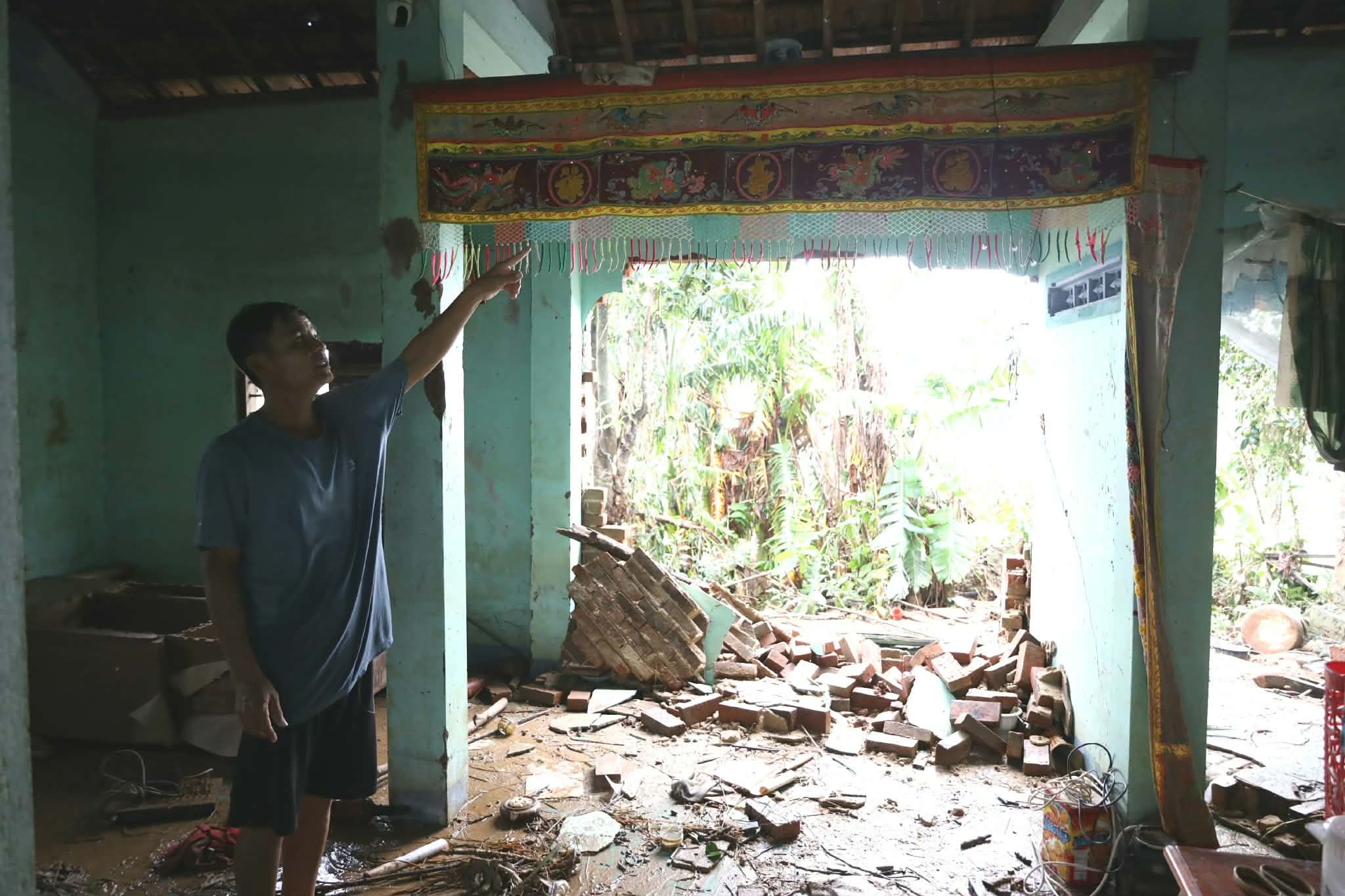 Lặng người khi nghe tin nhà sập, vợ con mất tích trong cơn lũ- Ảnh 1. Lặng người khi nghe tin nhà sập, vợ con mất tích trong cơn lũ- Ảnh 1.