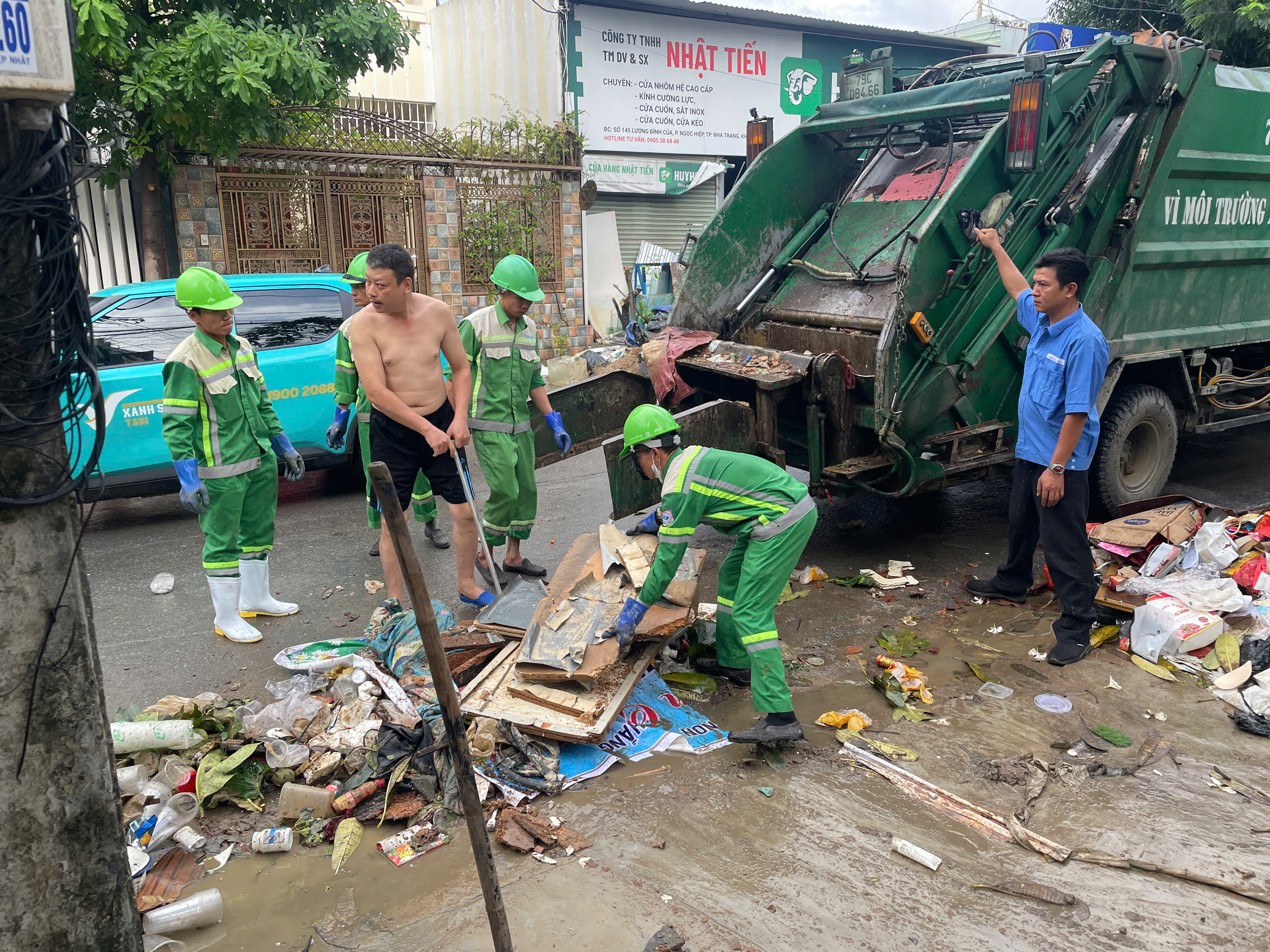 Khánh Hòa cấp tập thu dọn lượng rác khổng lồ ở phường Tây Nha Trang- Ảnh 15. Khánh Hòa cấp tập thu dọn lượng rác khổng lồ ở phường Tây Nha Trang- Ảnh 15.