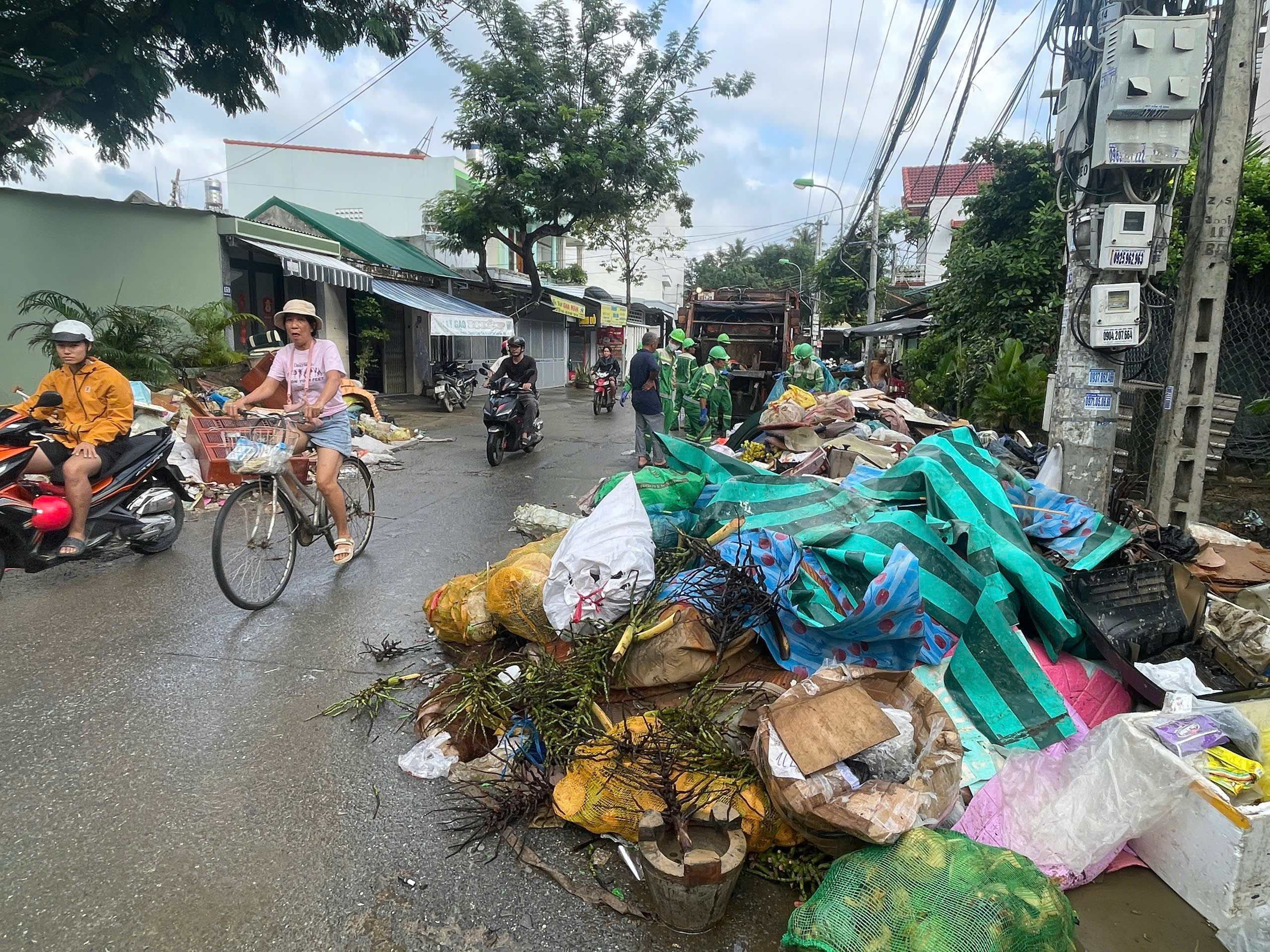 Khánh Hòa cấp tập thu dọn lượng rác khổng lồ ở phường Tây Nha Trang- Ảnh 4. Khánh Hòa cấp tập thu dọn lượng rác khổng lồ ở phường Tây Nha Trang- Ảnh 4.