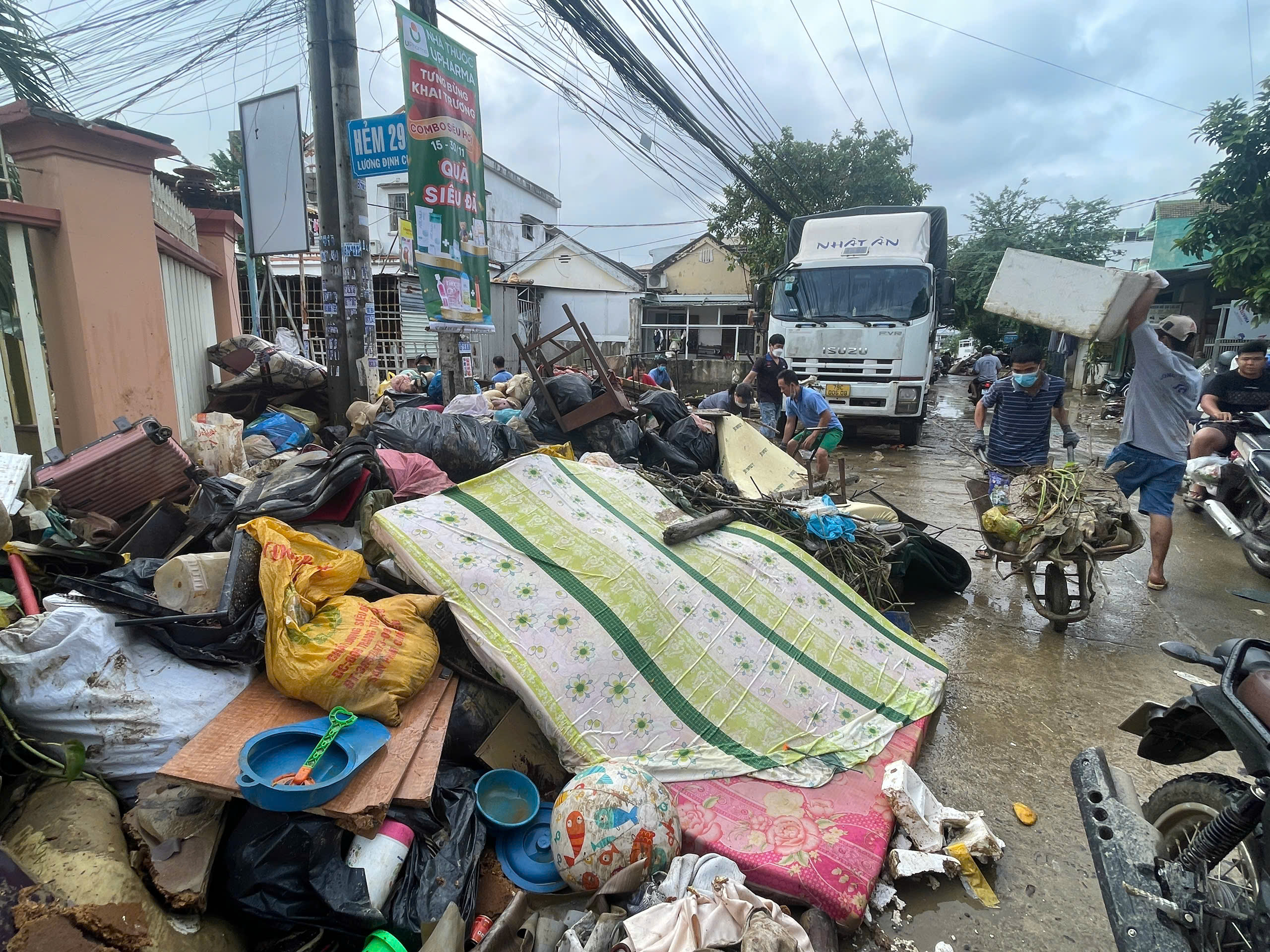 Khánh Hòa cấp tập thu dọn lượng rác khổng lồ ở phường Tây Nha Trang- Ảnh 2. Khánh Hòa cấp tập thu dọn lượng rác khổng lồ ở phường Tây Nha Trang- Ảnh 2.