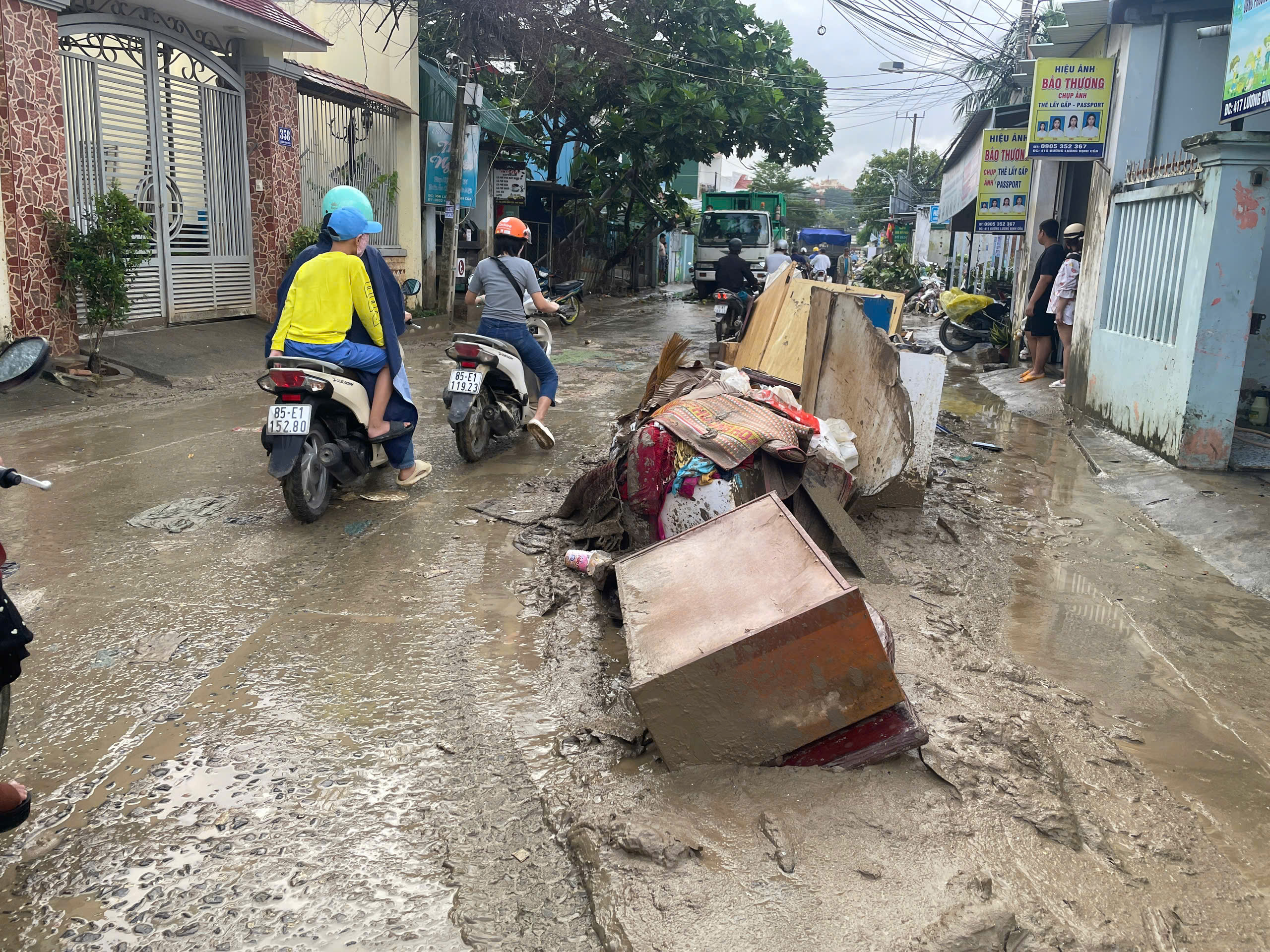 Khánh Hòa cấp tập thu dọn lượng rác khổng lồ ở phường Tây Nha Trang- Ảnh 3. Khánh Hòa cấp tập thu dọn lượng rác khổng lồ ở phường Tây Nha Trang- Ảnh 3.