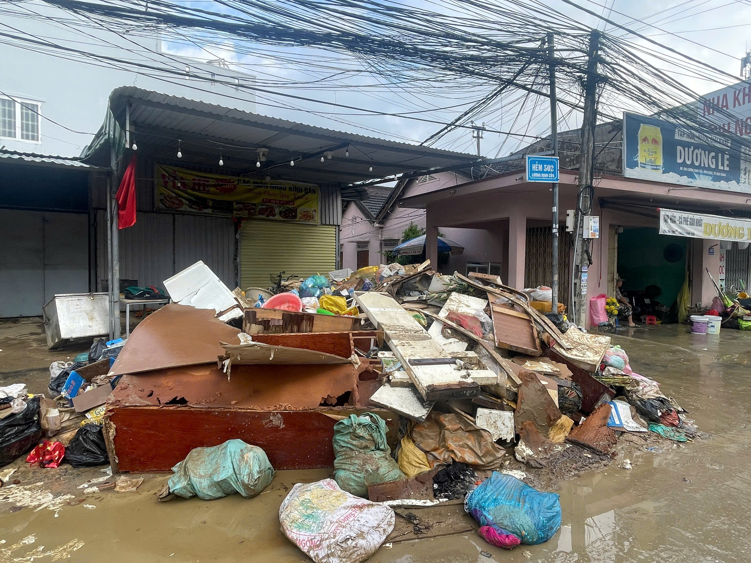 Khánh Hòa cấp tập thu dọn lượng rác khổng lồ ở phường Tây Nha Trang- Ảnh 11. Khánh Hòa cấp tập thu dọn lượng rác khổng lồ ở phường Tây Nha Trang- Ảnh 11.