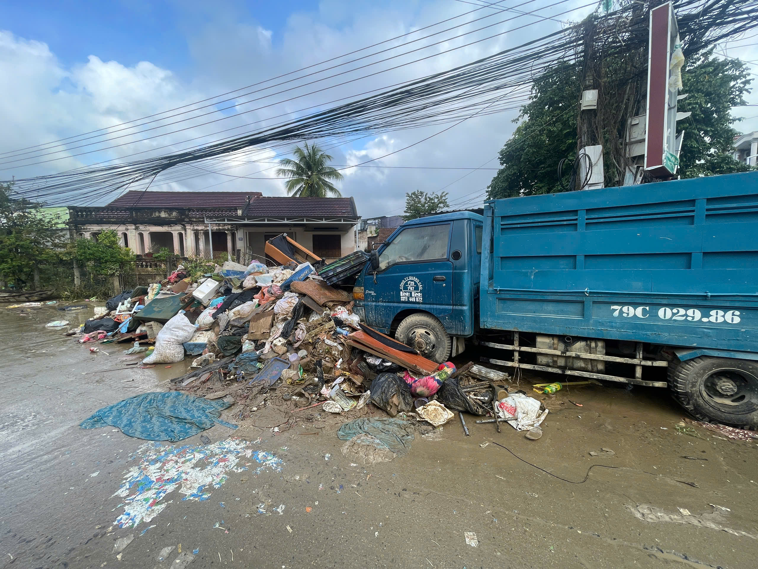 Khánh Hòa cấp tập thu dọn lượng rác khổng lồ ở phường Tây Nha Trang- Ảnh 1. Khánh Hòa cấp tập thu dọn lượng rác khổng lồ ở phường Tây Nha Trang- Ảnh 1.