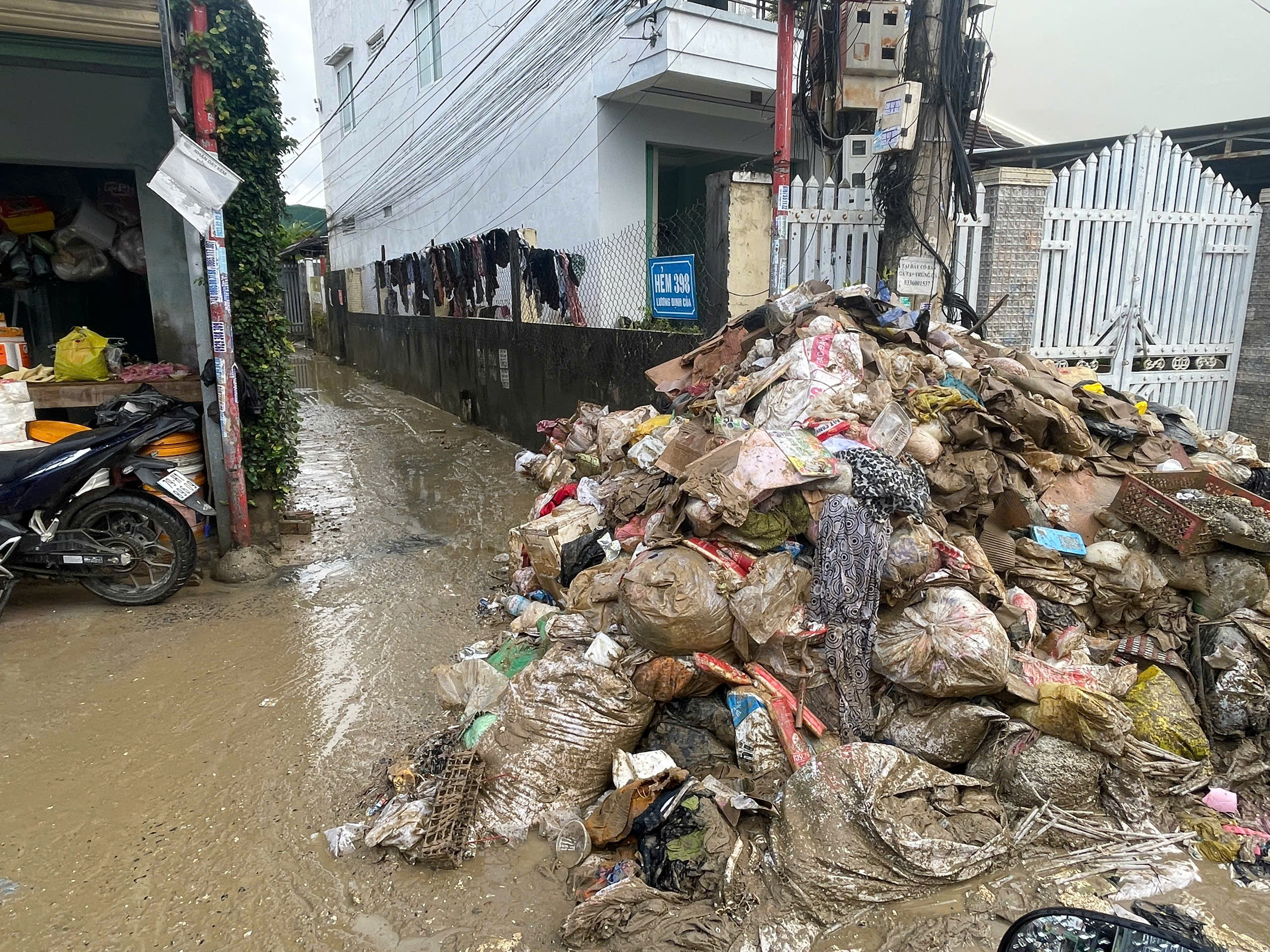 Khánh Hòa cấp tập thu dọn lượng rác khổng lồ ở phường Tây Nha Trang- Ảnh 9. Khánh Hòa cấp tập thu dọn lượng rác khổng lồ ở phường Tây Nha Trang- Ảnh 9.