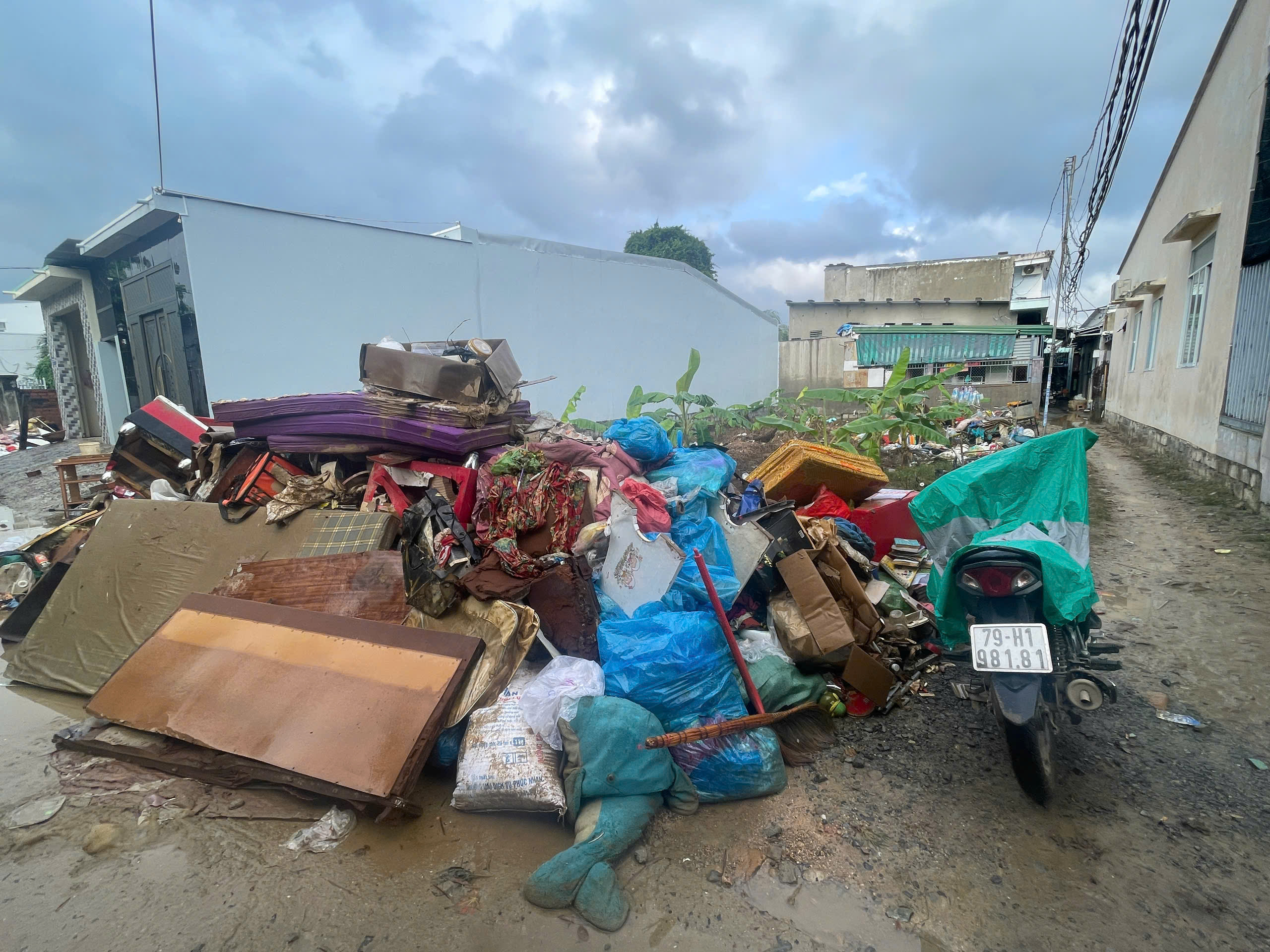 Khánh Hòa cấp tập thu dọn lượng rác khổng lồ ở phường Tây Nha Trang- Ảnh 5. Khánh Hòa cấp tập thu dọn lượng rác khổng lồ ở phường Tây Nha Trang- Ảnh 5.