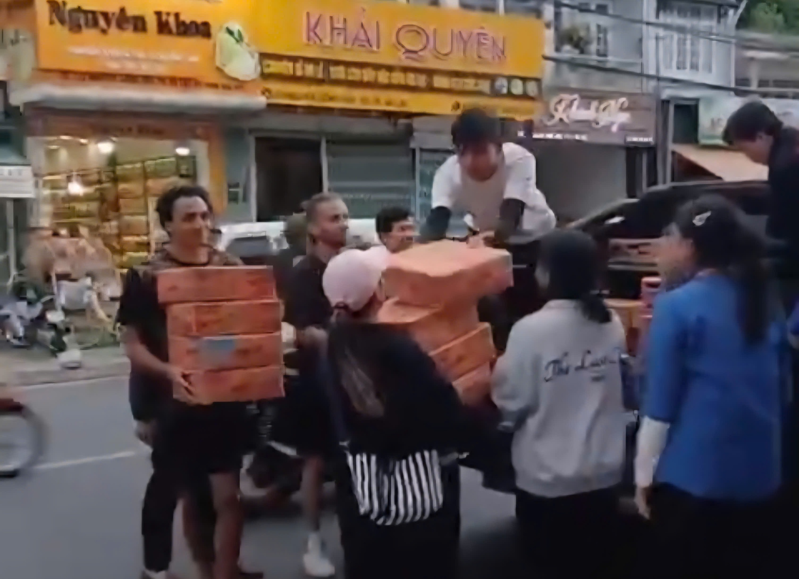 Nhiều bạn trẻ nước ngoài chung tay với người Đà Lạt ủng hộ đồng bào vùng lũ- Ảnh 5.