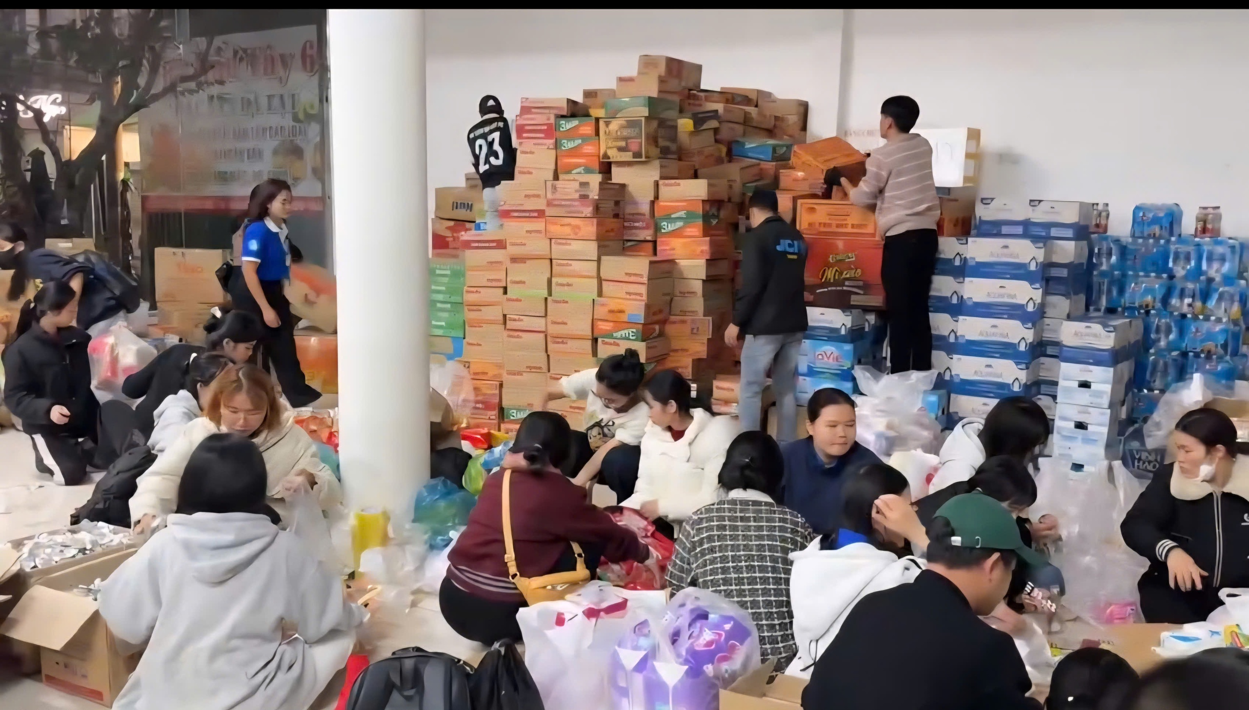 Nhiều bạn trẻ nước ngoài chung tay với người Đà Lạt ủng hộ đồng bào vùng lũ- Ảnh 6.