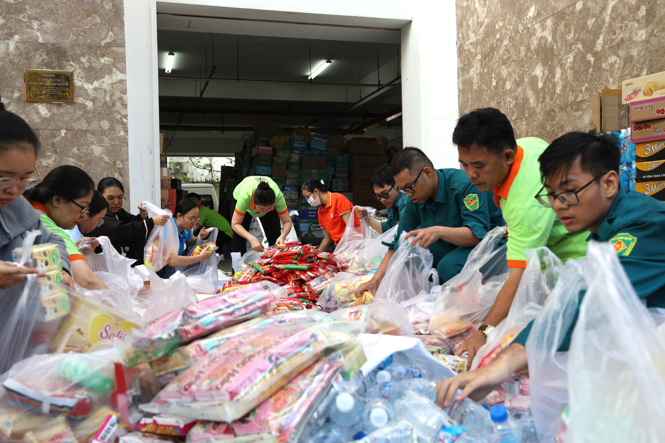 TP.HCM ngừng nhận hàng cứu trợ, khuyến khích người dân ủng hộ qua tài khoản- Ảnh 2.