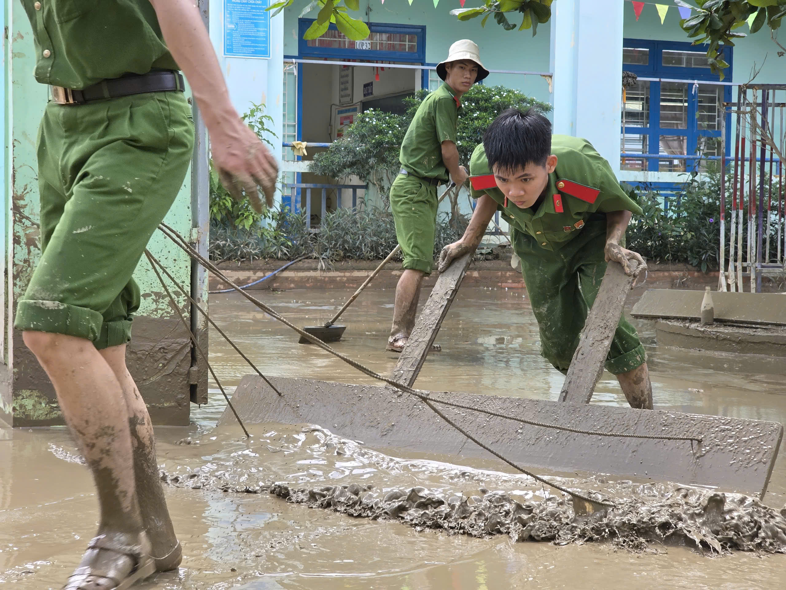 Khánh Hòa: Trường học vật lộn với bùn, nước yếu, kêu gọi khẩn tình nguyện viên - Ảnh 10.