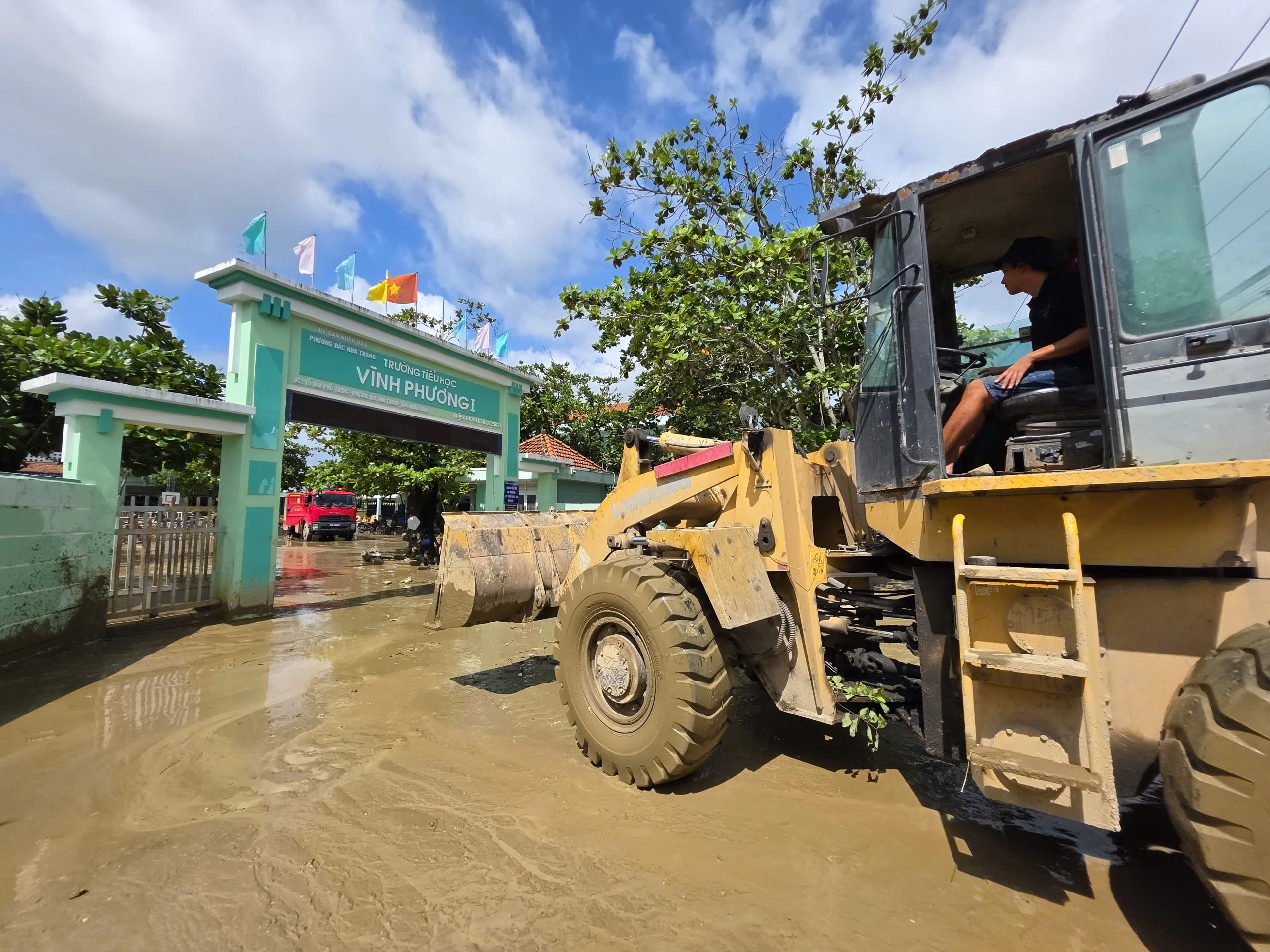 Khánh Hòa: Trường học vật lộn với bùn, nước yếu, kêu gọi khẩn tình nguyện viên - Ảnh 11.