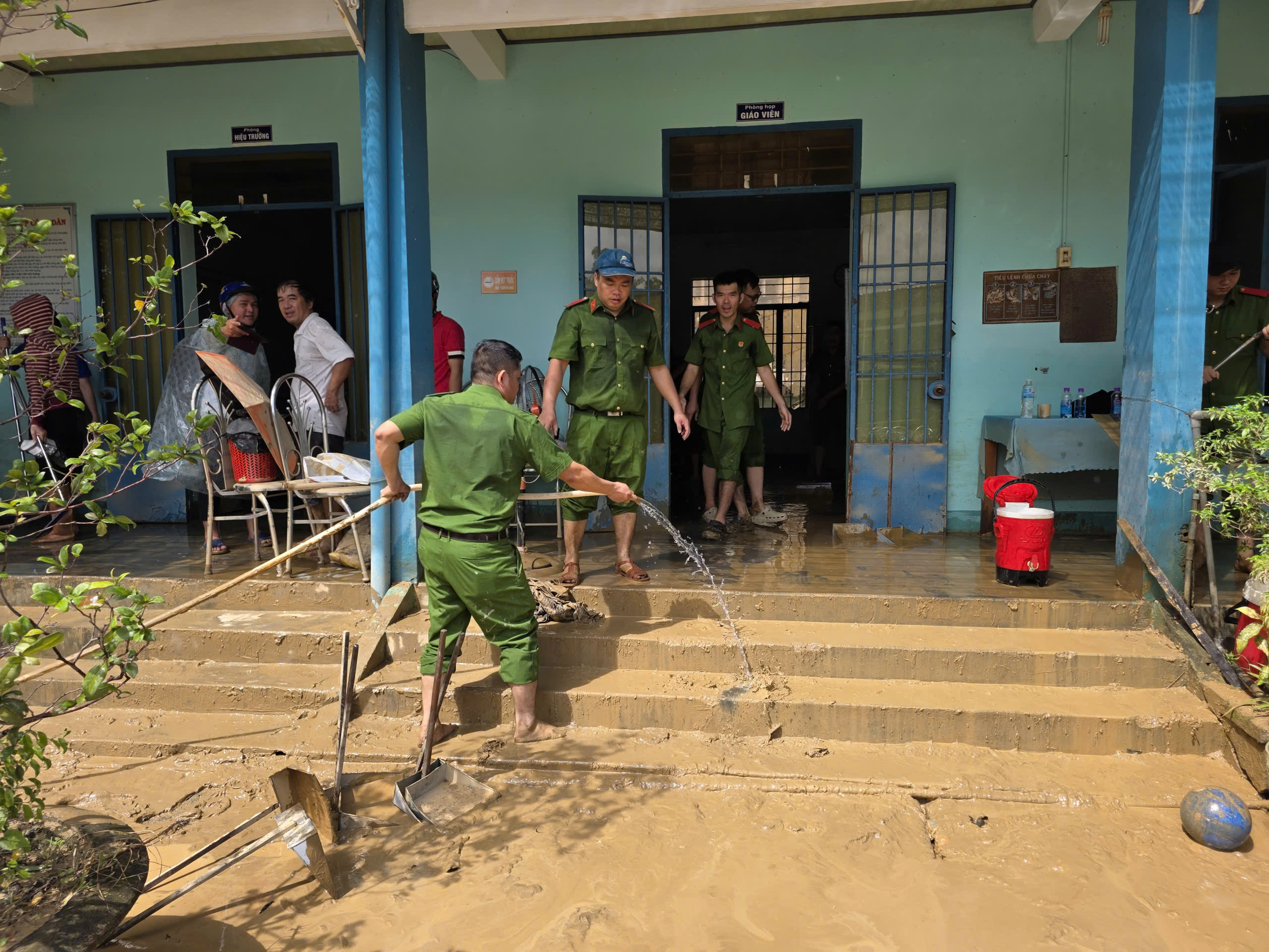 Khánh Hòa: Trường học vật lộn với bùn, nước yếu, kêu gọi khẩn tình nguyện viên - Ảnh 4.