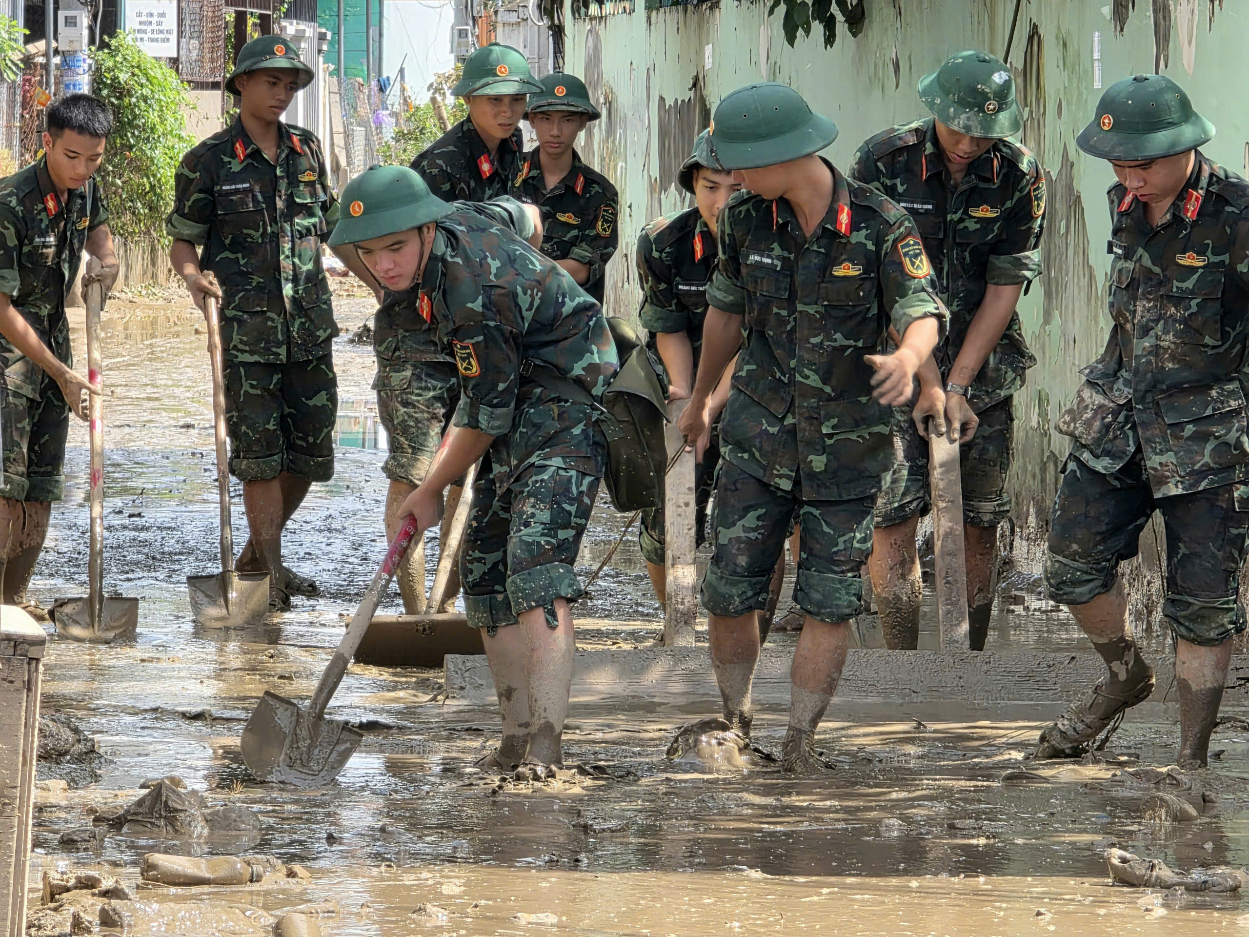 Khánh Hòa: Trường học vật lộn với bùn, nước yếu, kêu gọi khẩn tình nguyện viên - Ảnh 13.