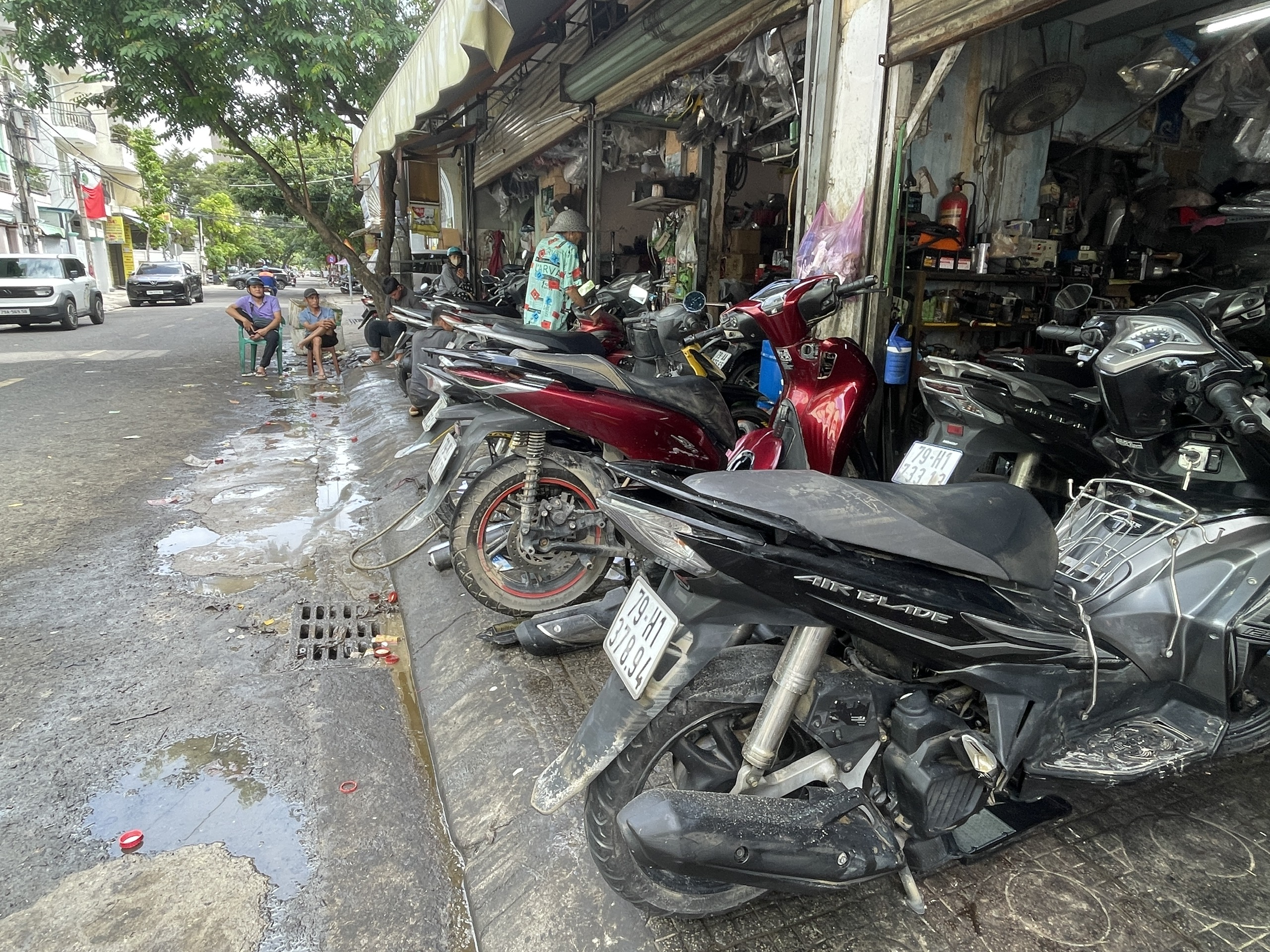Sửa xe máy ở Nha Trang sau lũ, 'nhiều gấp 100 lần ngày thường'- Ảnh 14.