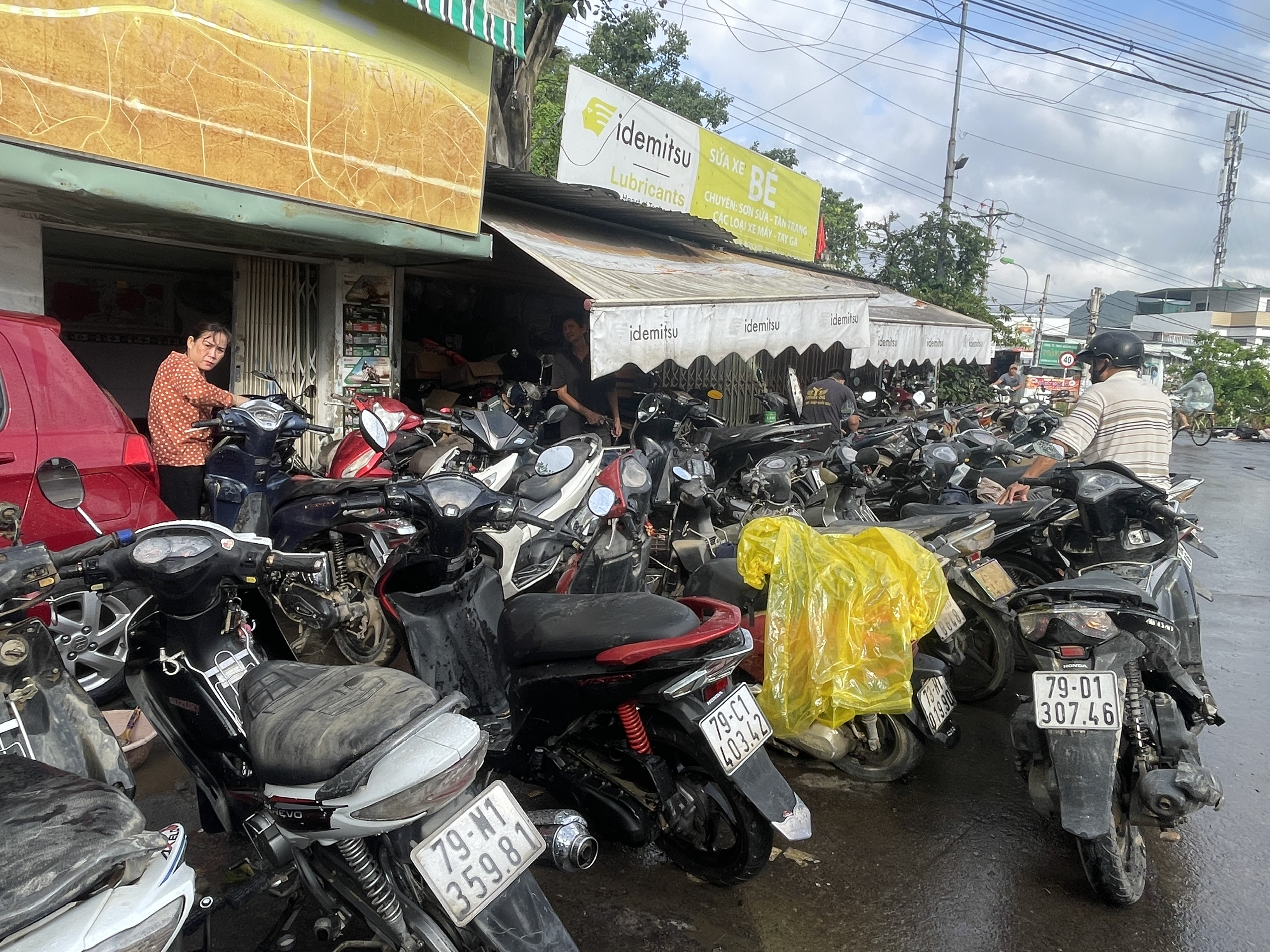 Sửa xe máy ở Nha Trang sau lũ, 'nhiều gấp 100 lần ngày thường'- Ảnh 15.