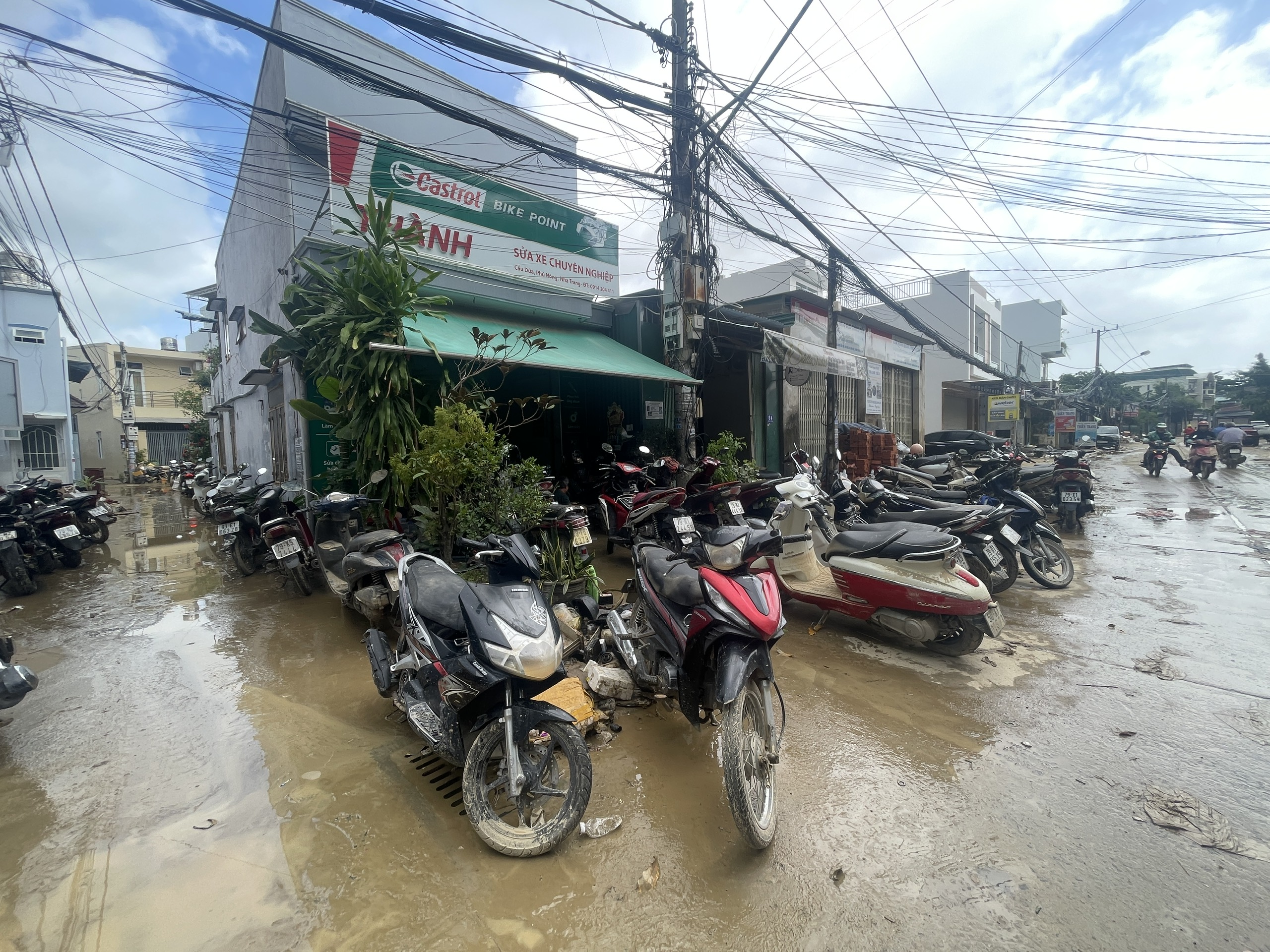 Sửa xe máy ở Nha Trang sau lũ, 'nhiều gấp 100 lần ngày thường'- Ảnh 8.