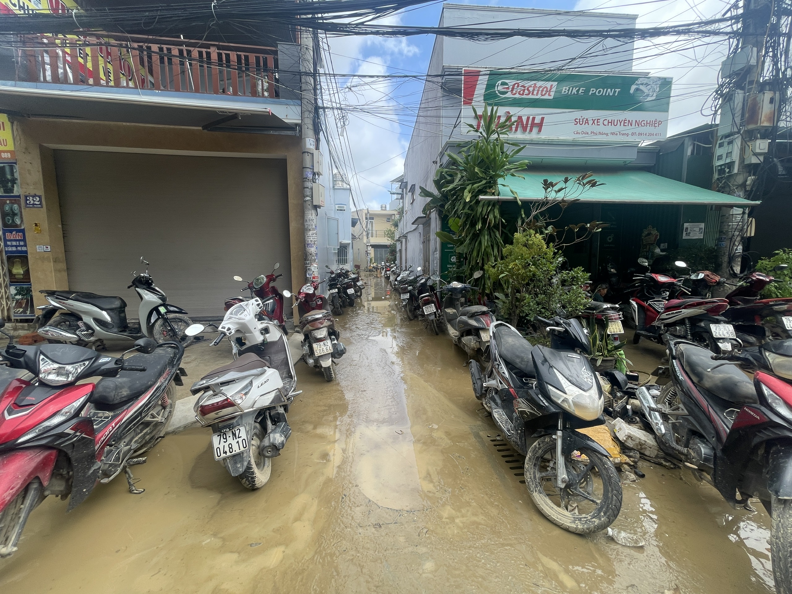 Sửa xe máy ở Nha Trang sau lũ, 'nhiều gấp 100 lần ngày thường'- Ảnh 11.
