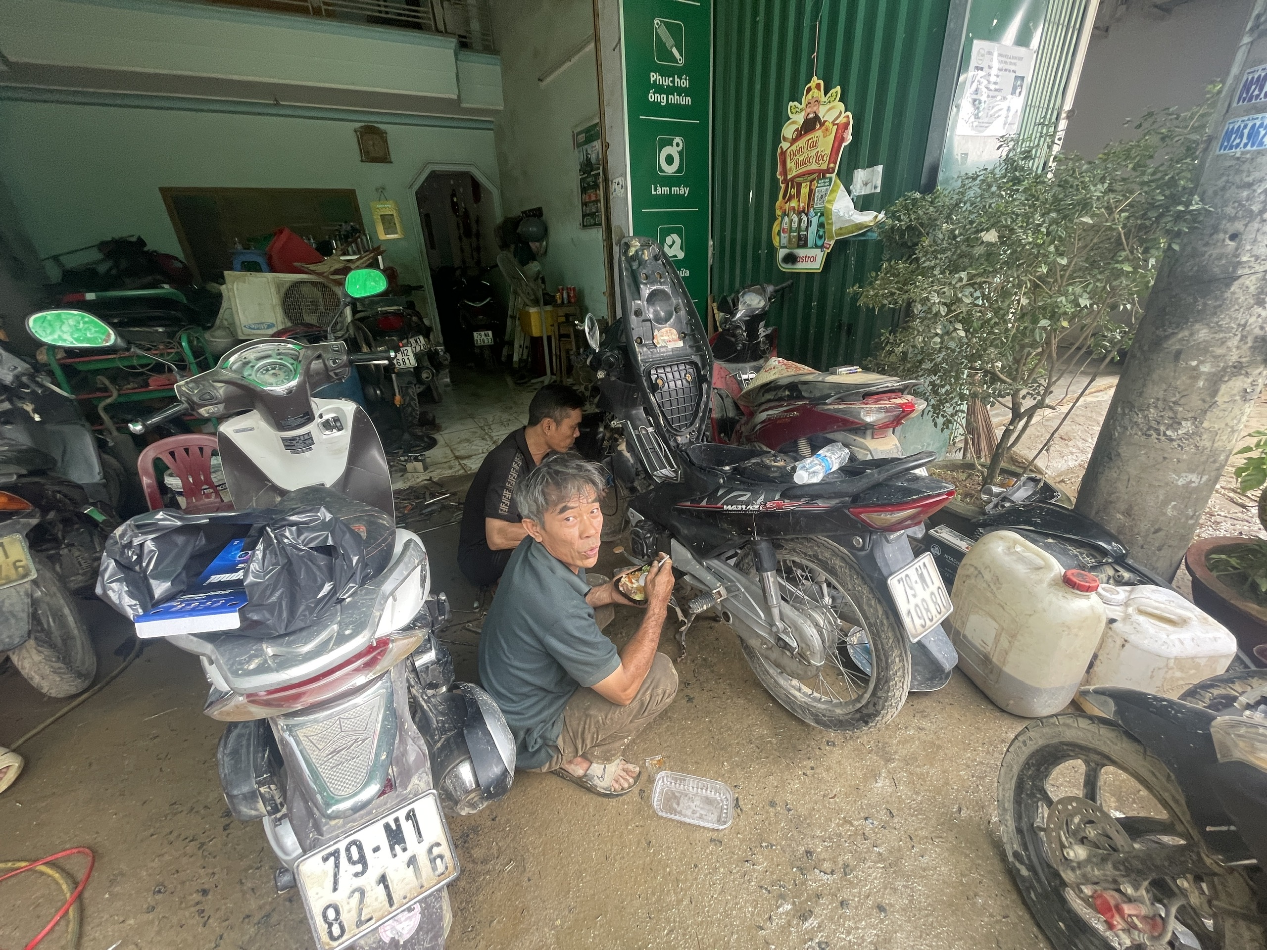 Sửa xe máy ở Nha Trang sau lũ, 'nhiều gấp 100 lần ngày thường'- Ảnh 10.