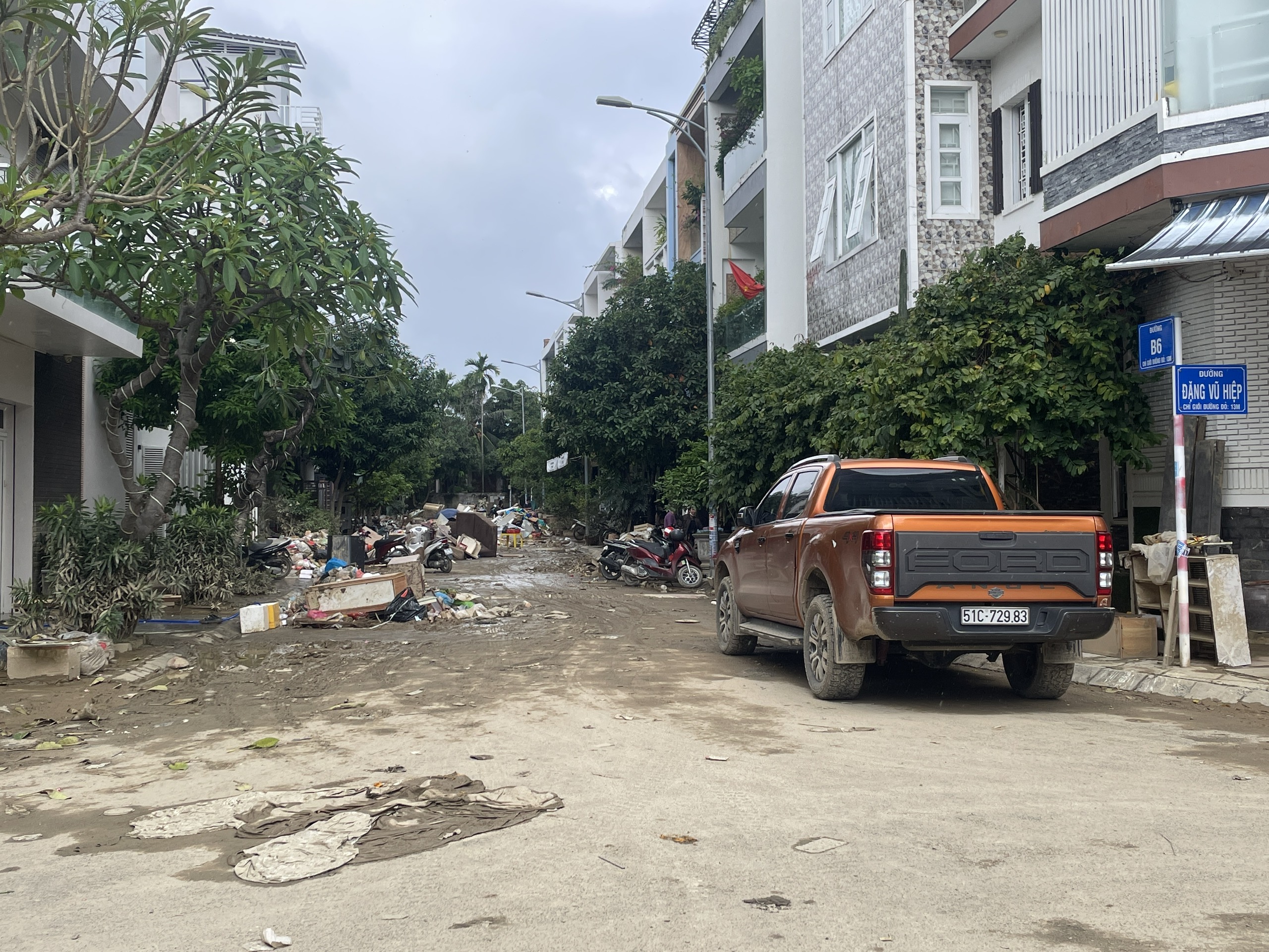 Sửa xe máy ở Nha Trang sau lũ, 'nhiều gấp 100 lần ngày thường'- Ảnh 13.