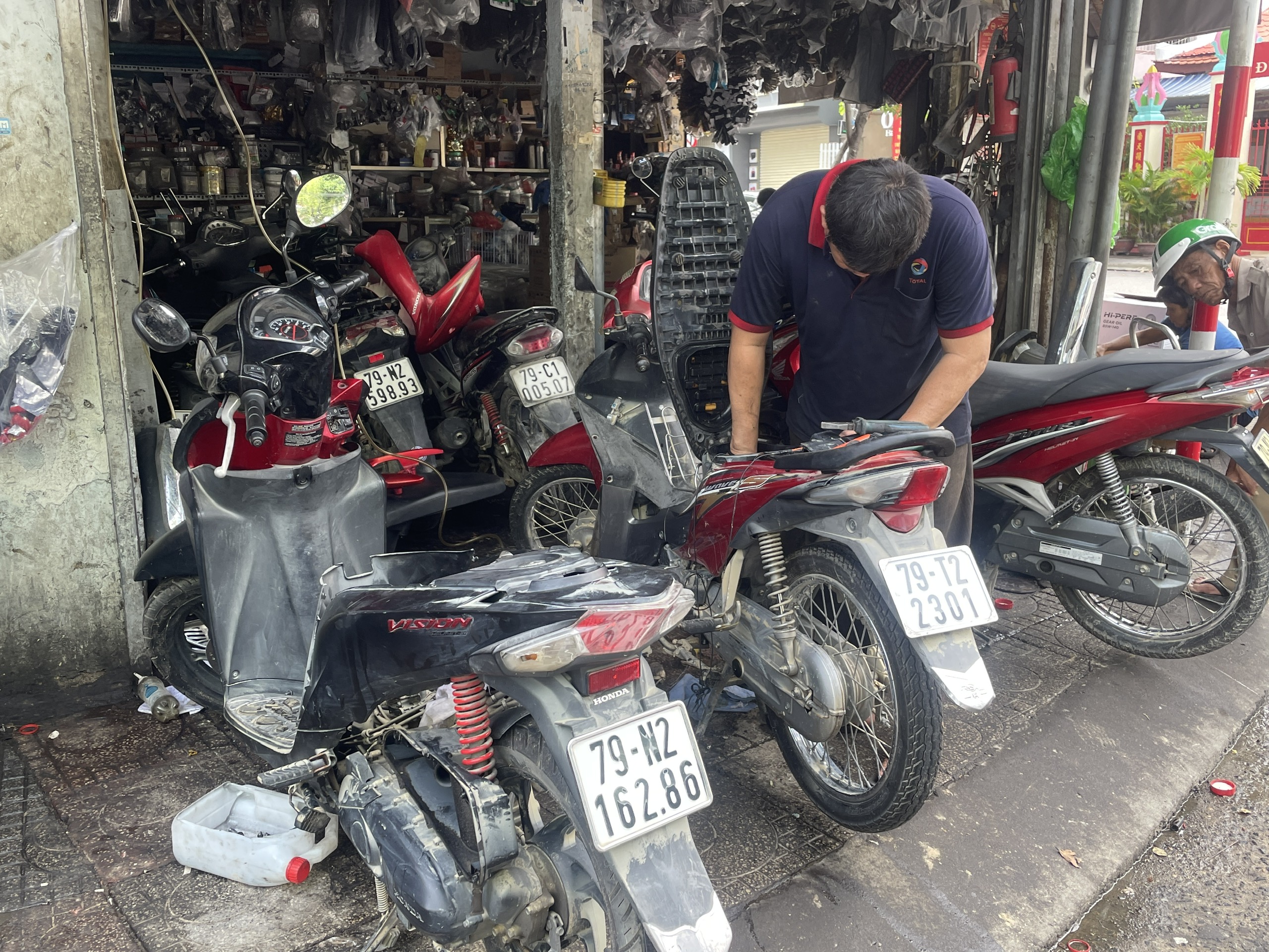 Sửa xe máy ở Nha Trang sau lũ, 'nhiều gấp 100 lần ngày thường'- Ảnh 5.