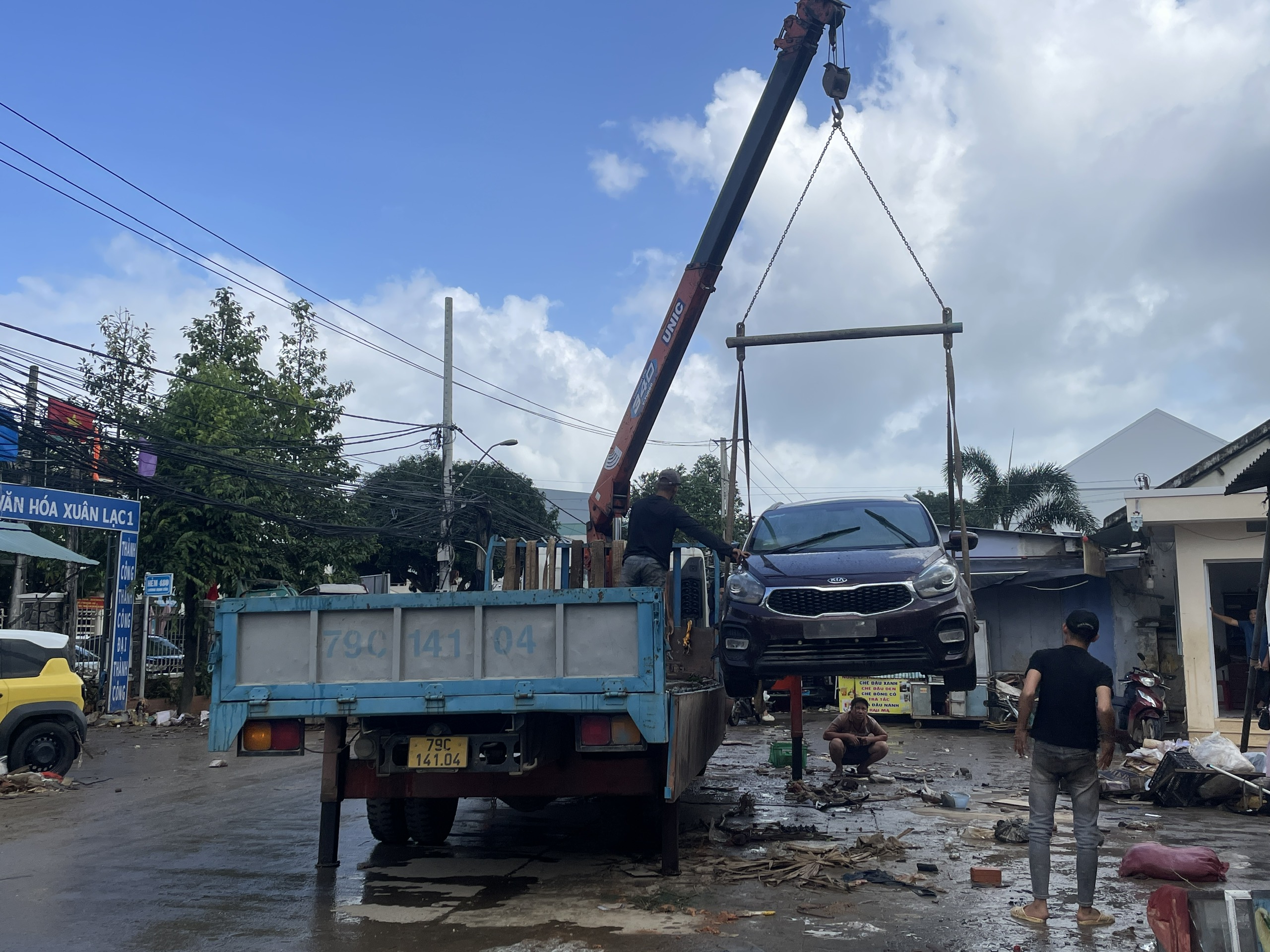 Ô tô hỏng sau lũ, hãng sửa xe ở Nha Trang hẹn khách 'ra tết lấy' - Ảnh 1.