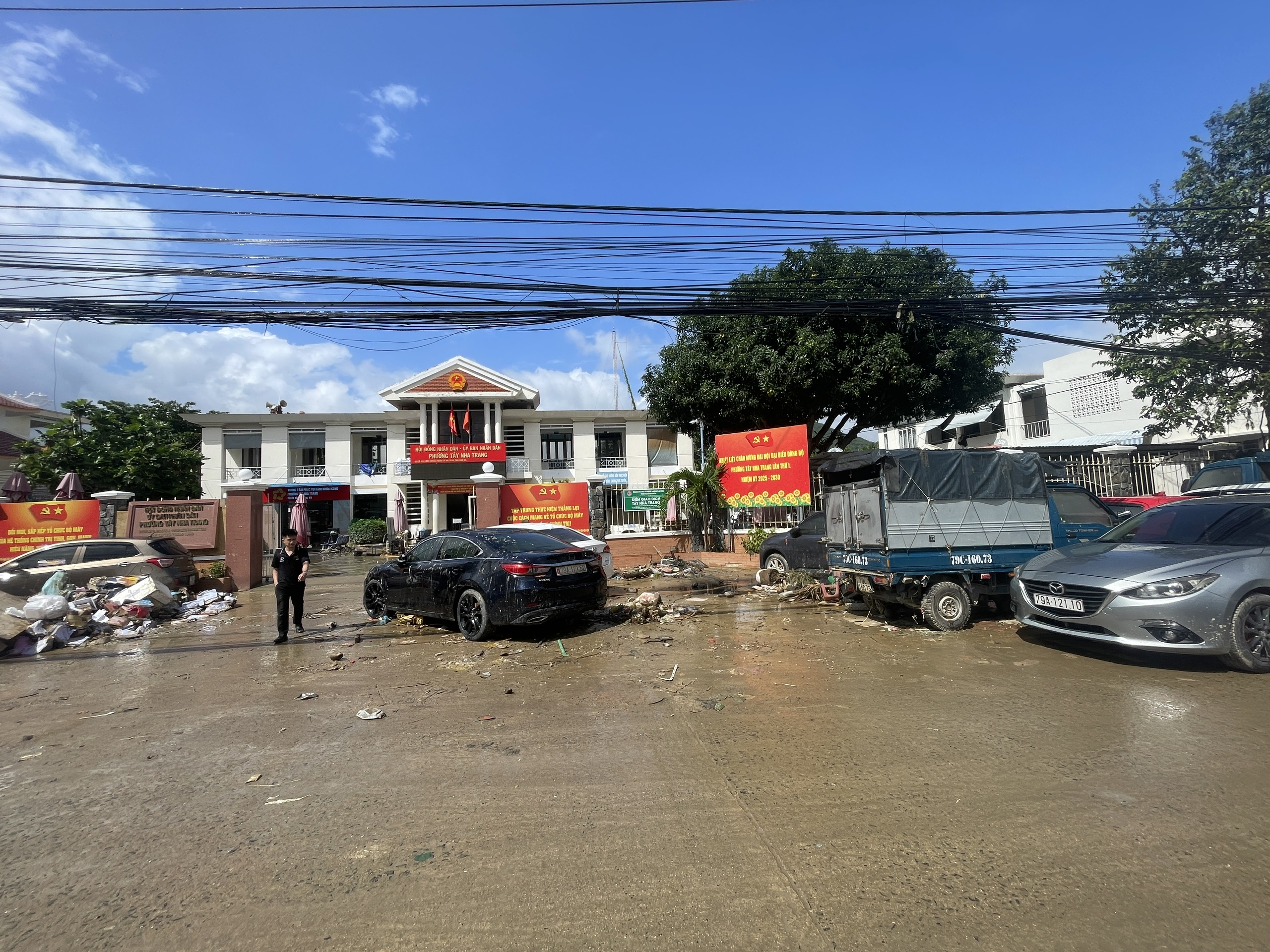 Ô tô hỏng sau lũ, hãng sửa xe ở Nha Trang hẹn khách 'ra tết lấy' - Ảnh 3.