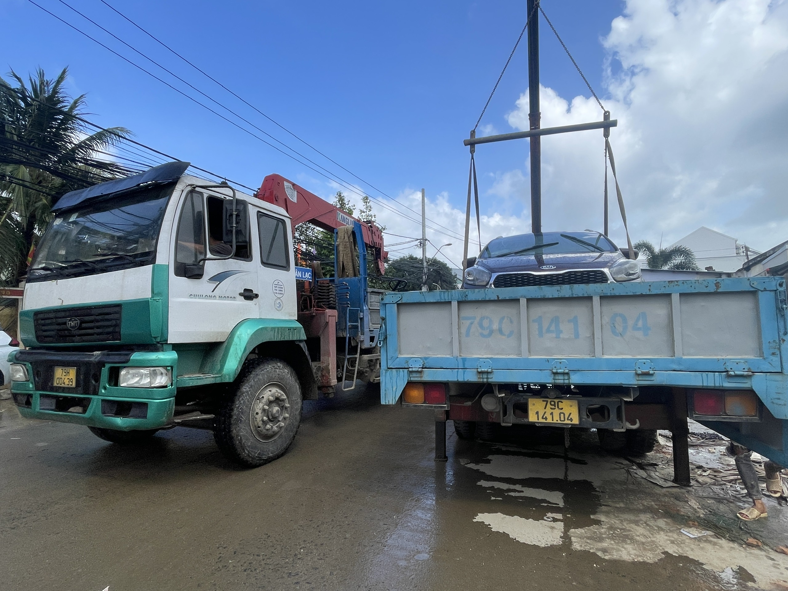 Ô tô hỏng sau lũ, hãng sửa xe ở Nha Trang hẹn khách 'ra tết lấy' - Ảnh 4.